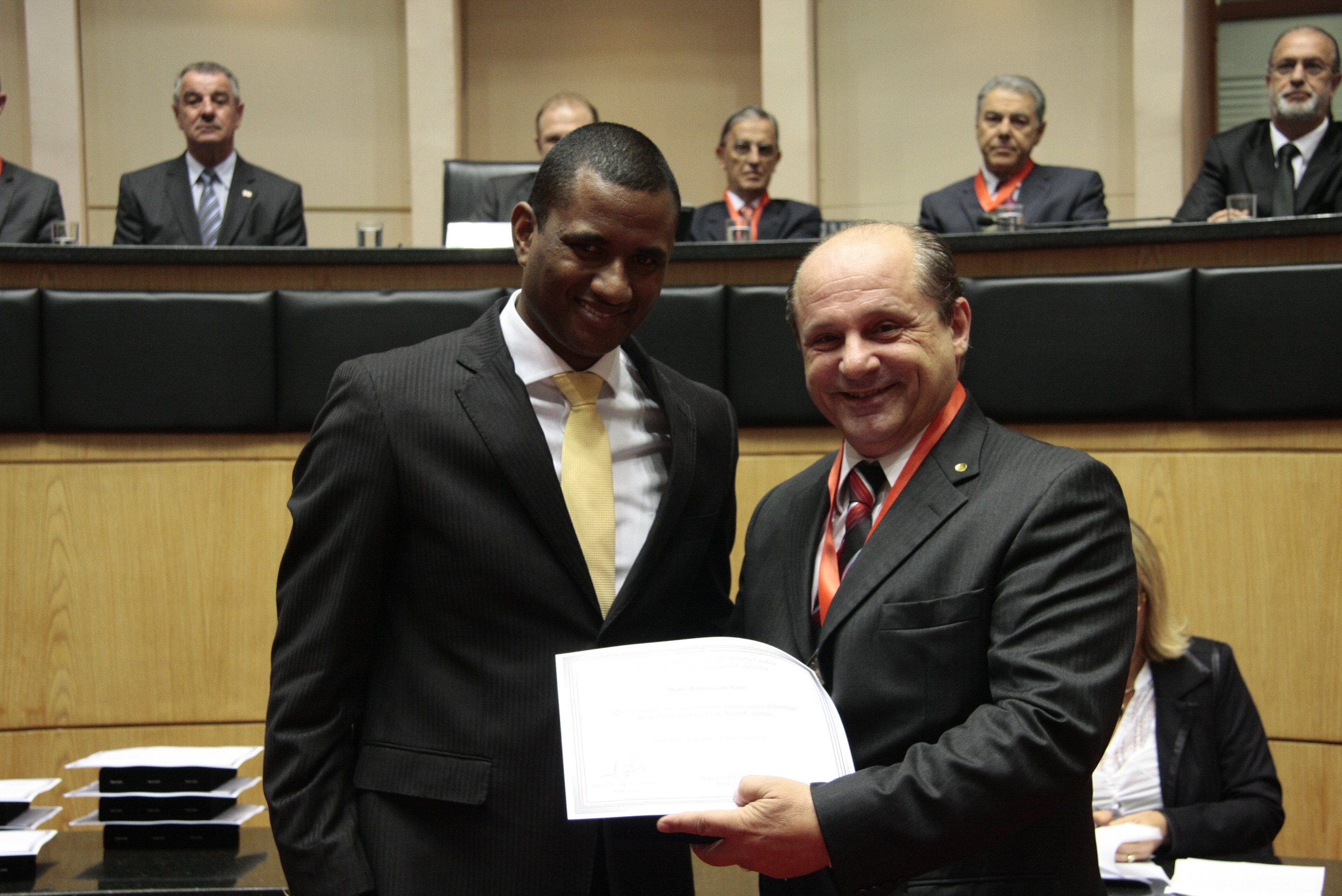 Sessão Solene da Comenda do Legislativo. Deputado  Sandro Silva homenageia  Pedro Bittencourt Neto. Foto: Solon Soares