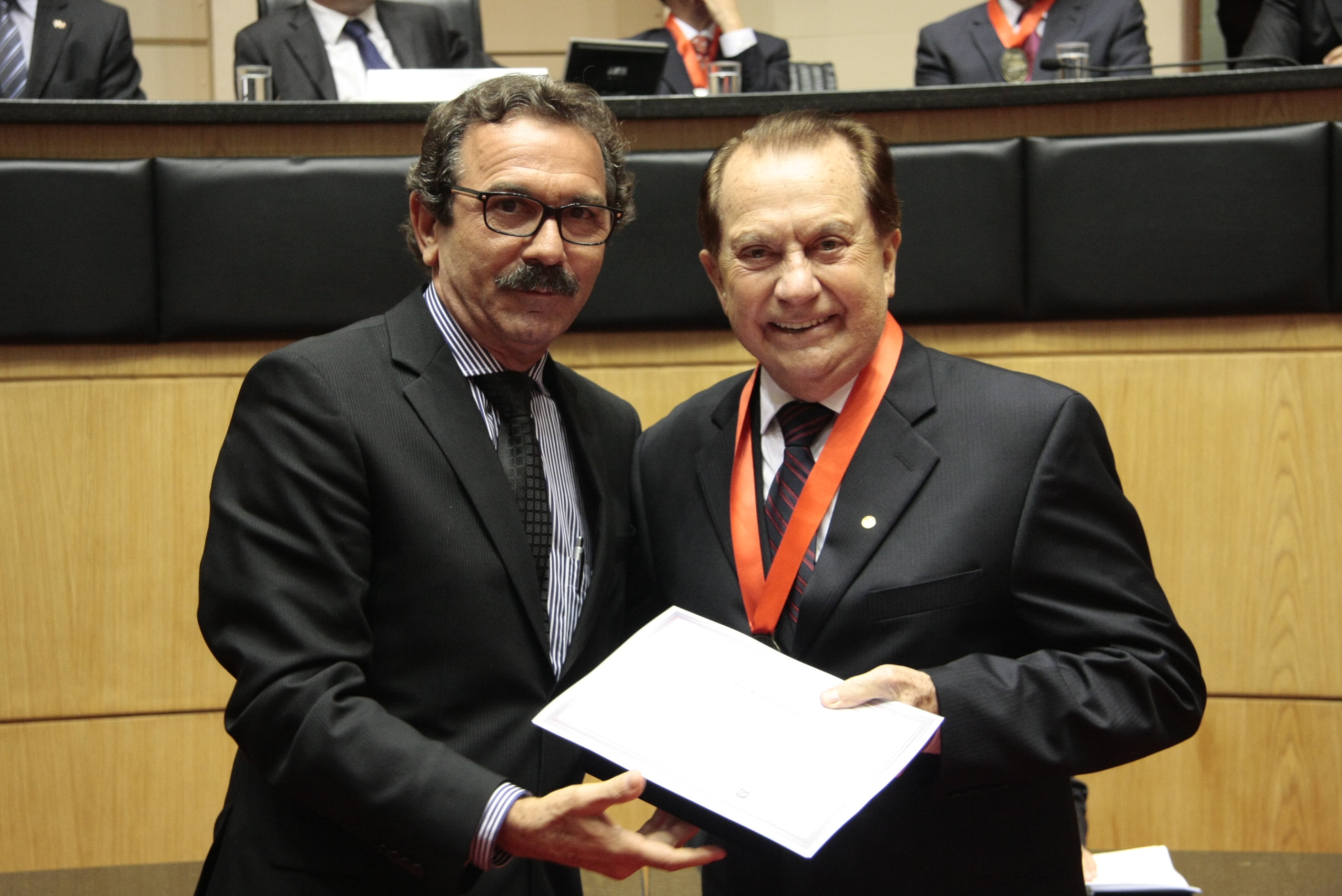 Sessão Solene da Comenda do Legislativo. Deputado  Serafim Venzon homenageia José Aroldo Gallassini. Foto: Solon Soares