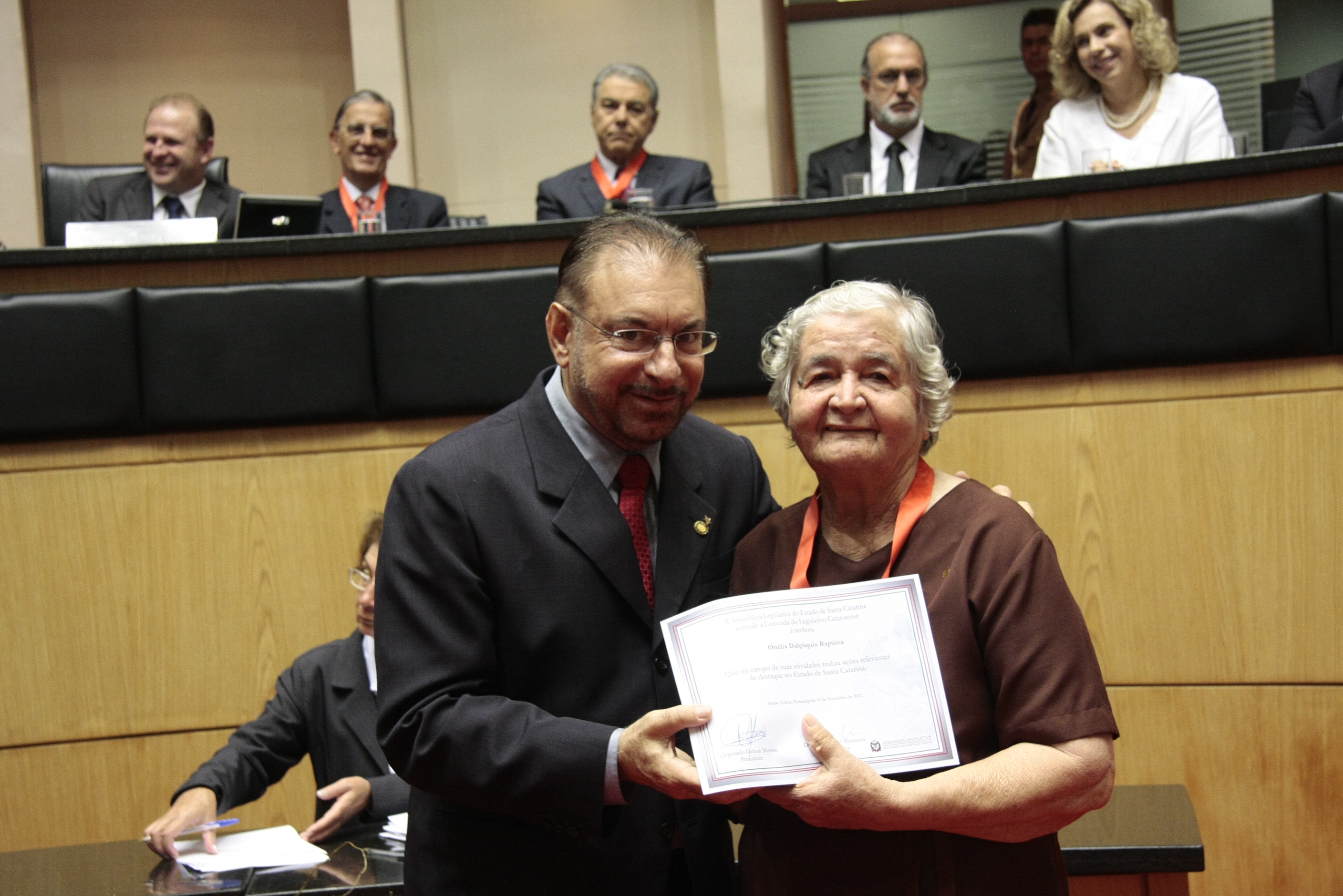 Sessão Solene da Comenda do Legislativo. Deputado  Volnei Morastoni homenageia  Onélia Dalçóquio Baptista. Foto: Solon Soares
