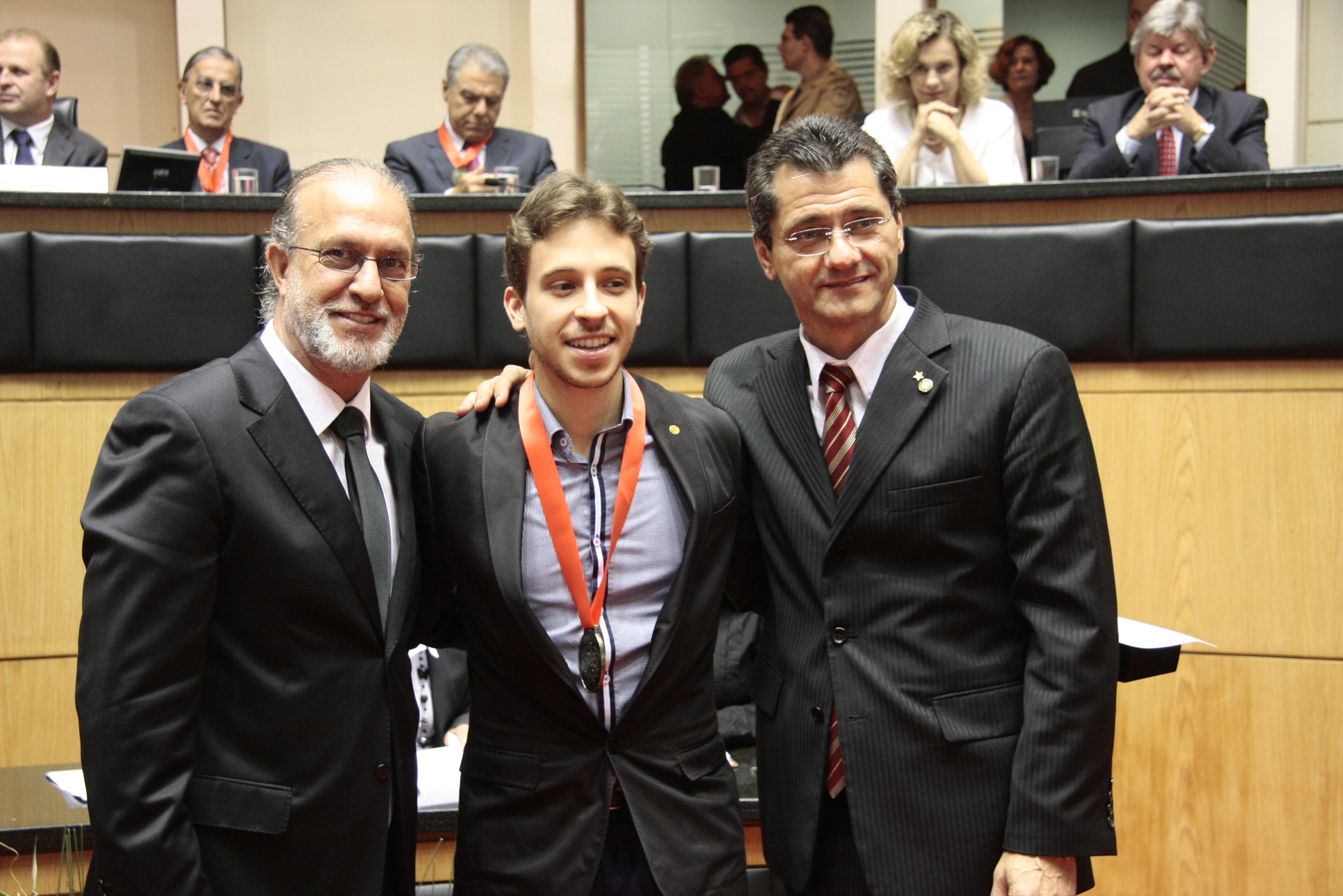 Sessão Solene da Comenda do Legislativo. Deputado Nilson Gonçalves, pianista Pablo Rossi e Deputado Jailson Lima. Foto: Solon Soares