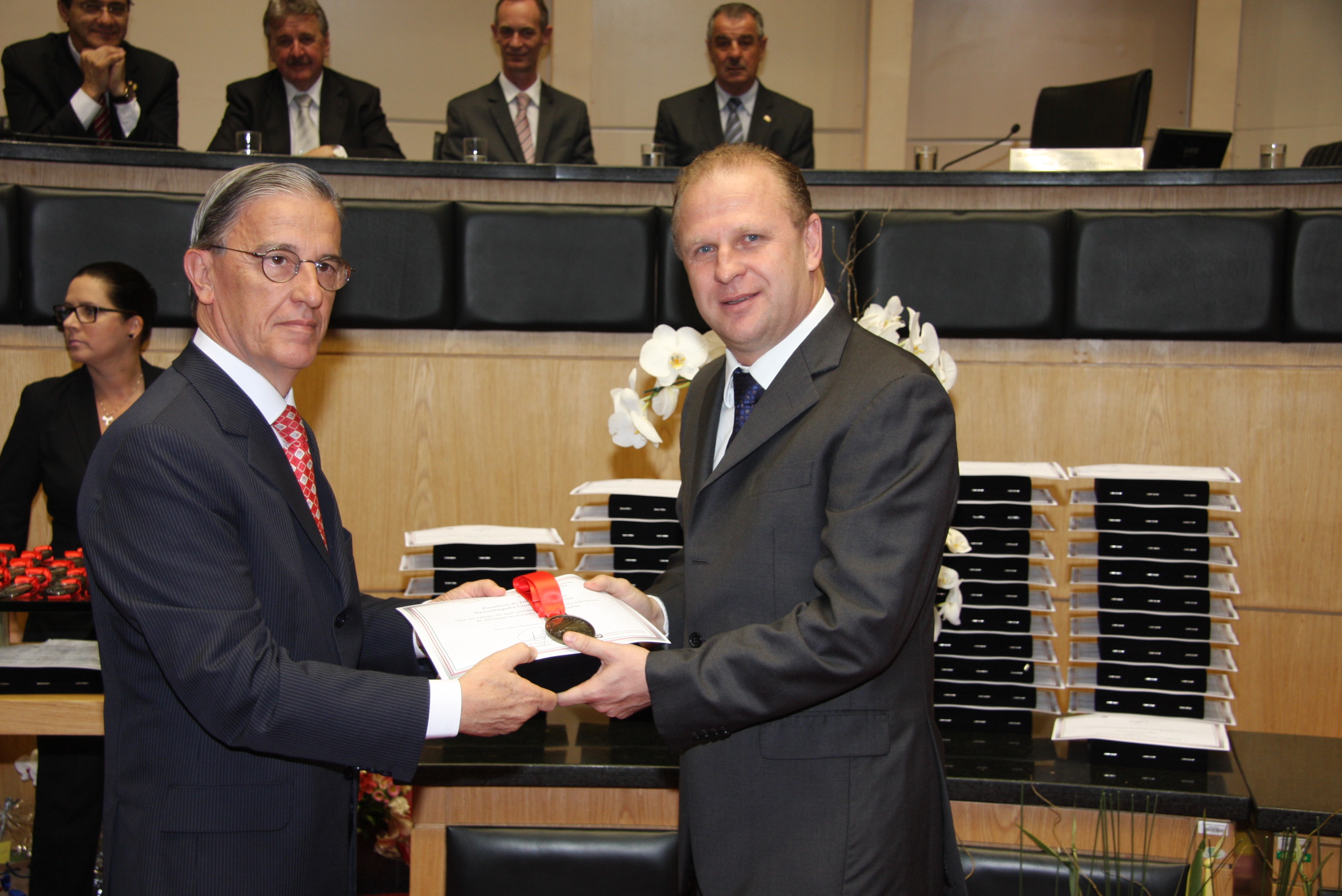 Sessão Solene da Comenda do Legislativo. Deputado Gelson Merísio homenageia o Desembargador Cláudio Barreto Dutra - Presidente do Tribunal de Justiça. Foto: Solon Soares