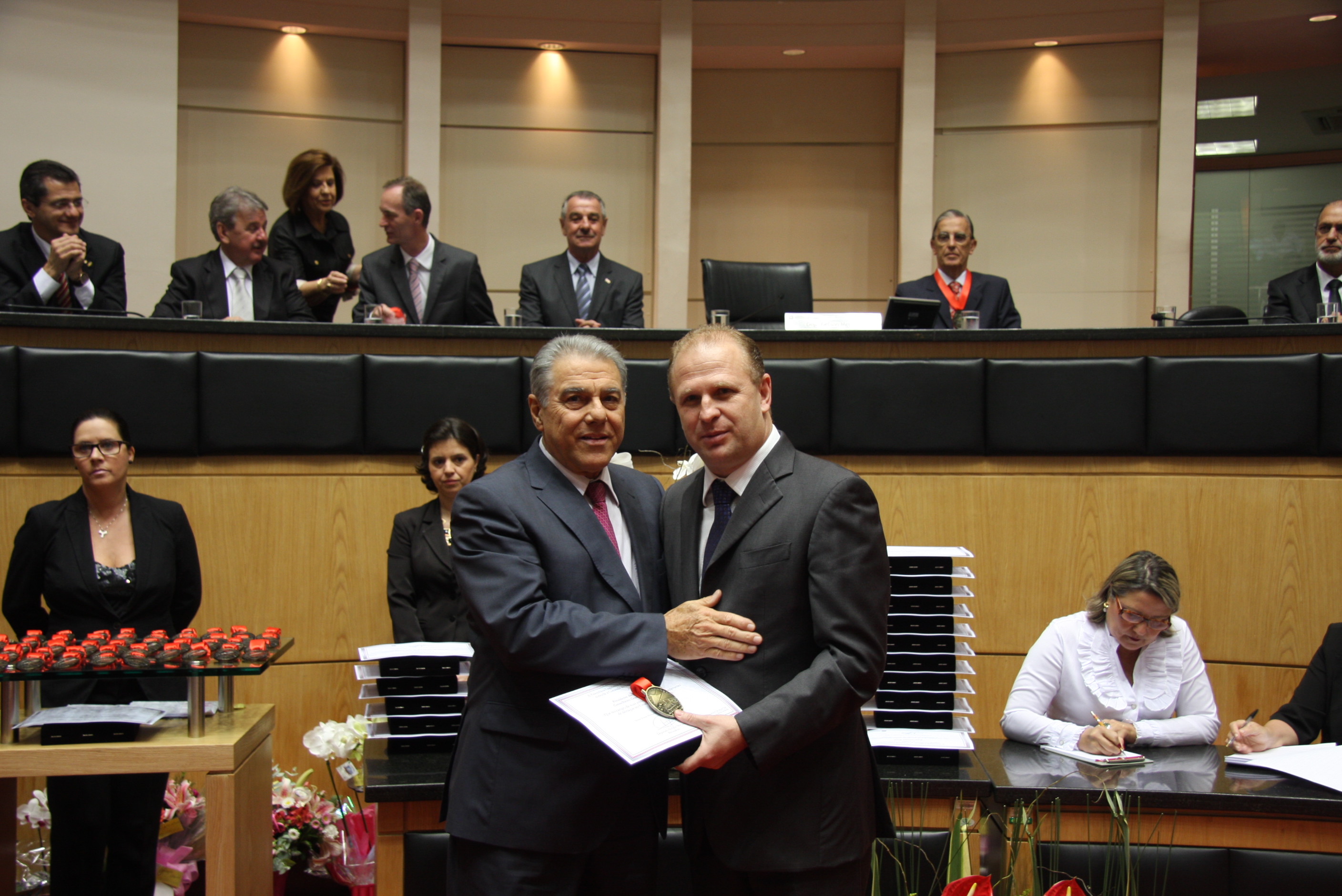 Sessão Solene da Comenda do Legislativo. Deputado Gelson Merísio homenageia o Conselheiro César Filomeno Fontes - Presidente do Tribunal de Contas. Foto: Solon Soares
