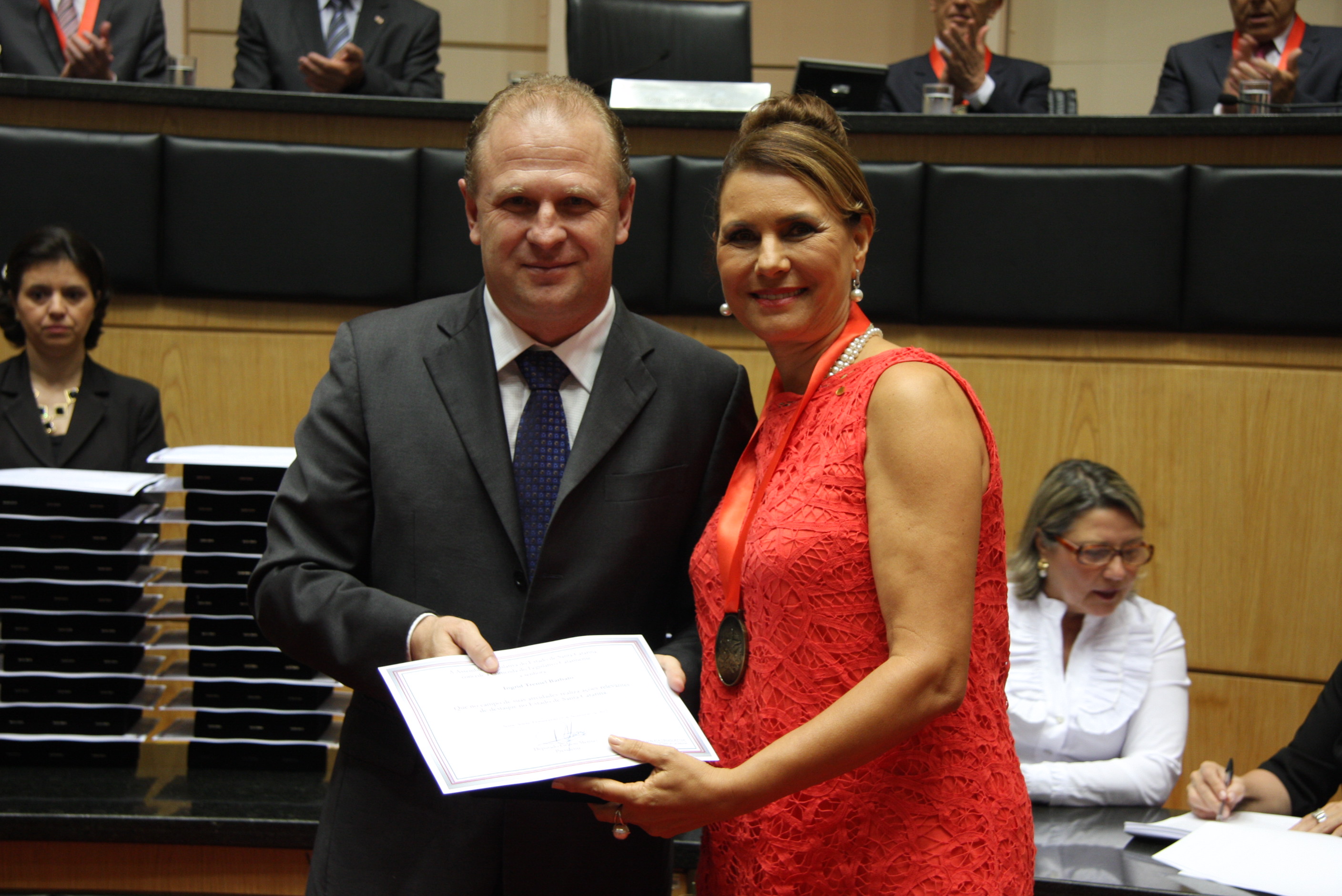 Sessão Solene da Comenda do Legislativo. Deputado Gelson Merísio homenageia Ingrid Tremel Barbato. Foto: Solon Soares