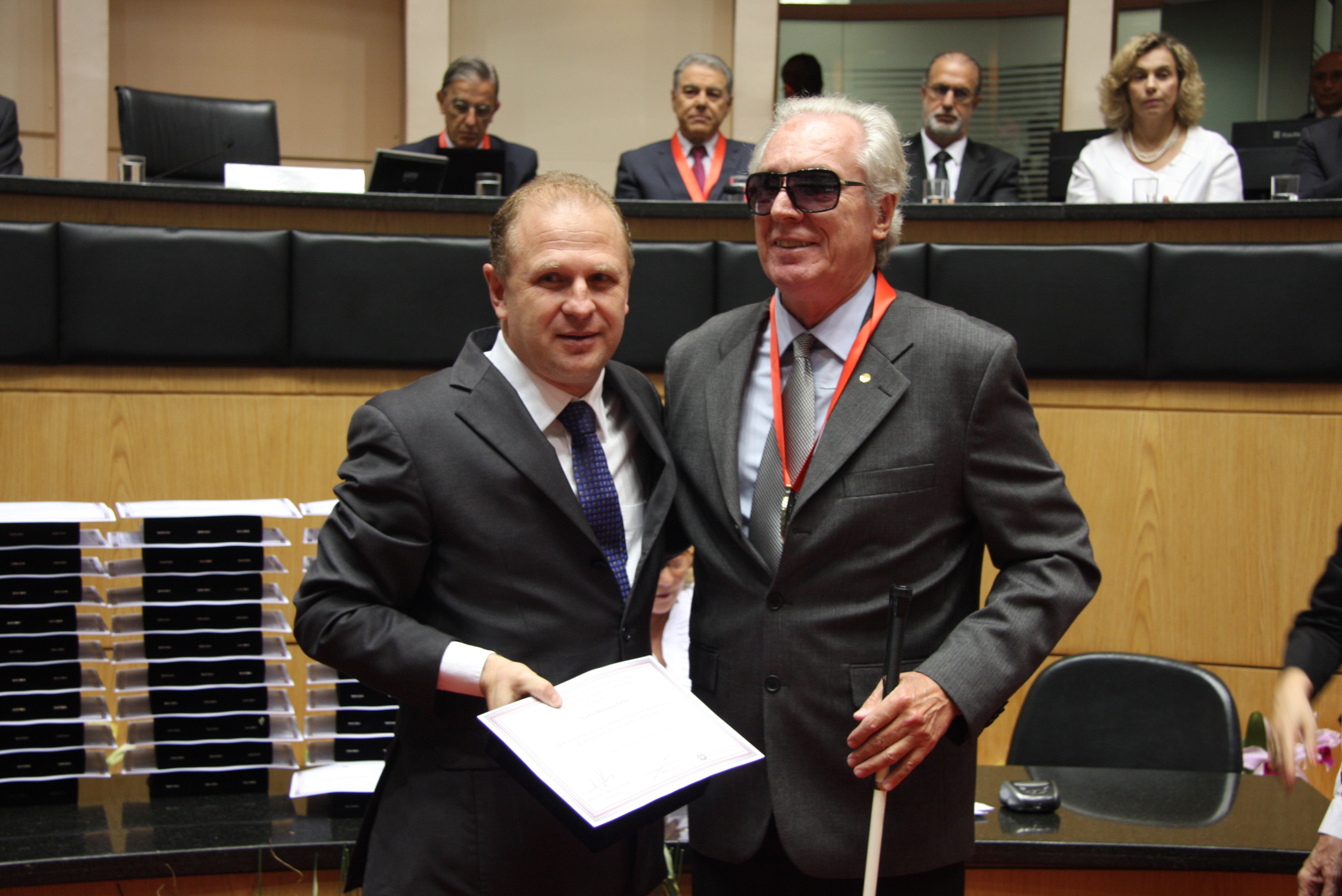 Sessão Solene da Comenda do Legislativo. Deputado Gelson Merísio homenageia Carlos Henrique Geller em nome do Deputado Cesar Souza Junior. Foto: Solon Soares