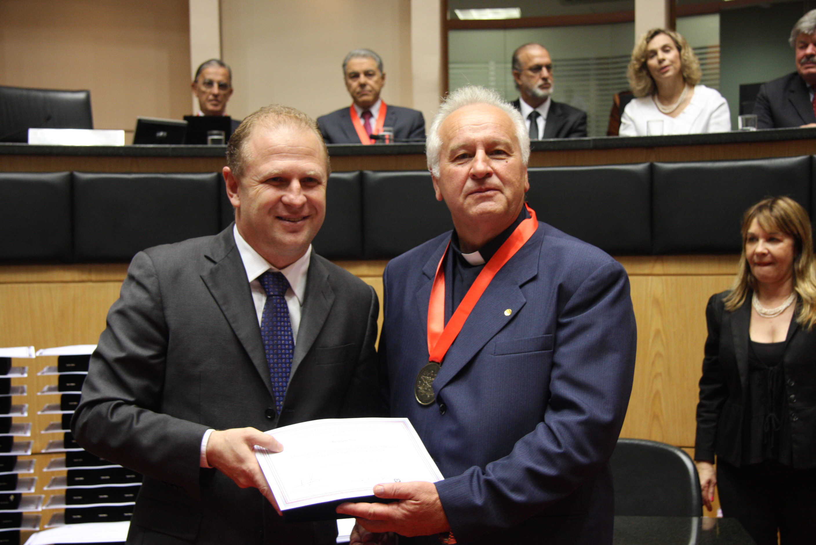 Sessão Solene da Comenda do Legislativo. Deputado Gelson Merísio homenageia Padre Remnigio Sita em nome do Deputado Antonio Aguiar. Foto: Solon Soares