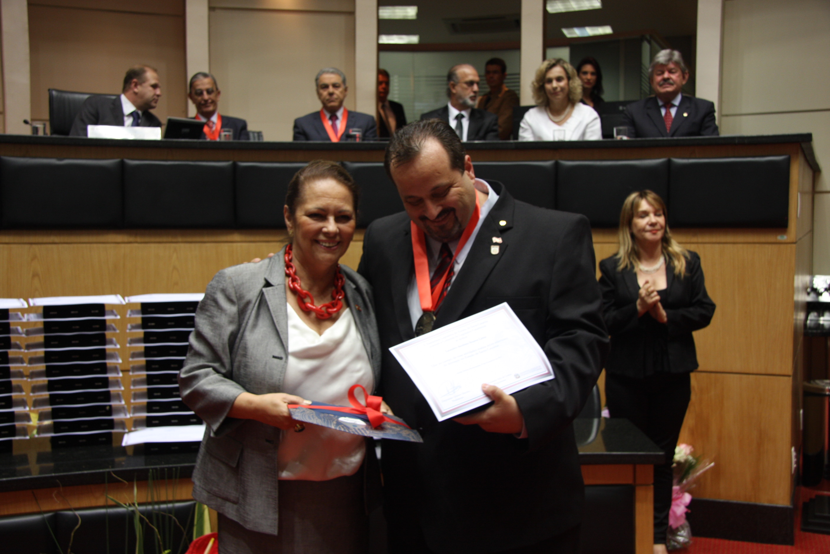 Sessão Solene da Comenda do Legislativo.Ada Faraco De Luca homenageia  Leandro Antônio Soares Lima. Foto: Solon Soares