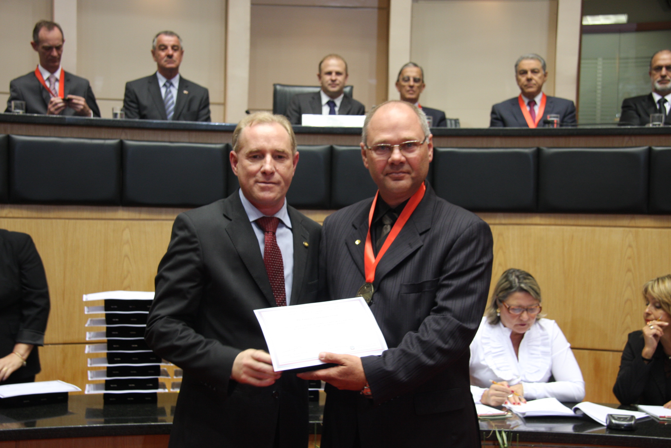 Sessão Solene da Comenda do Legislativo. Deputado Aldo Schneider homenageia Pré-Fabricar Construção Ltda. Foto: Solon Soares