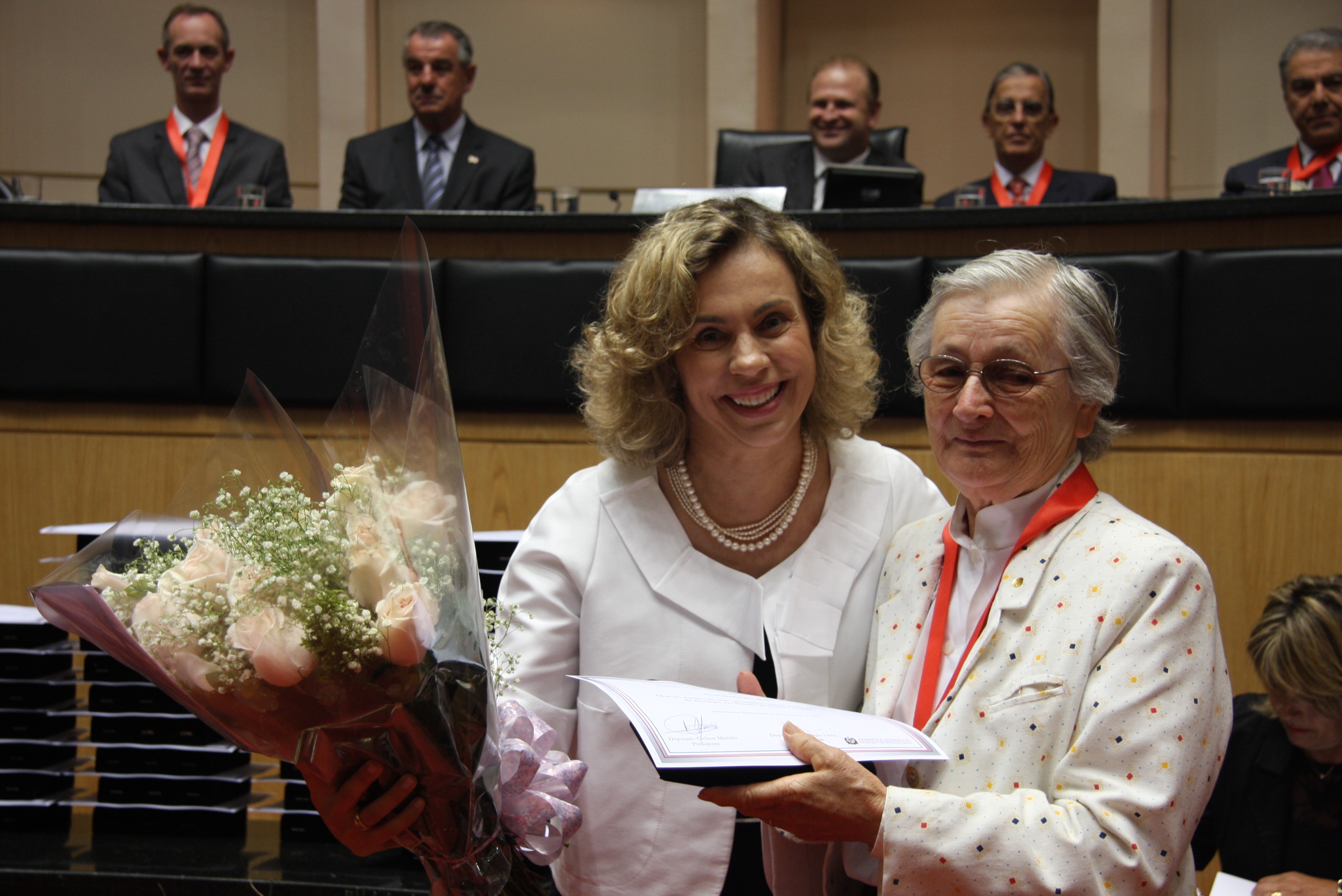 Sessão Solene da Comenda do Legislativo. Deputada Ana Paula Lima homenageia Irmã Hedwiges Hofer.  Foto: Solon Soares