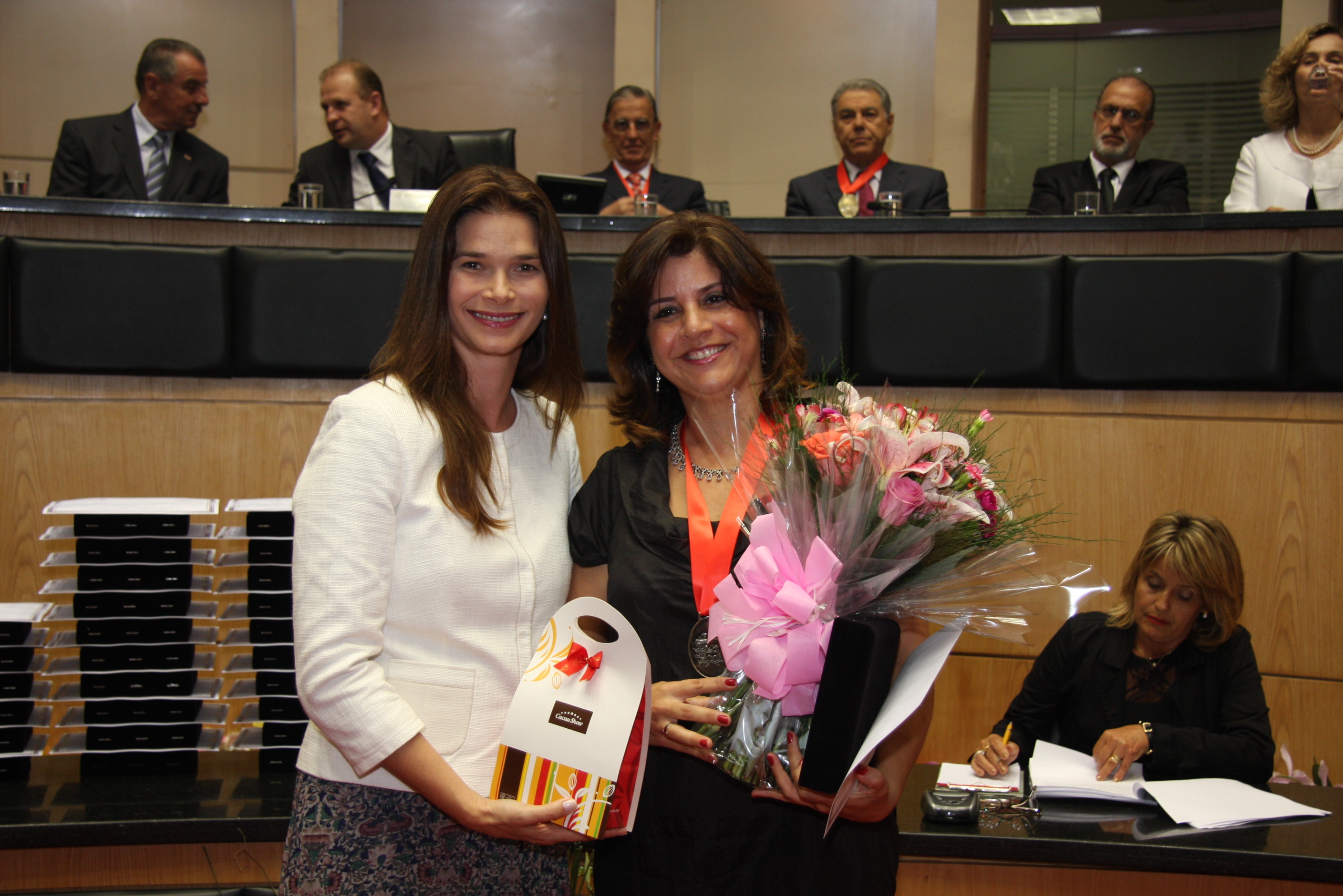 Sessão Solene da Comenda do Legislativo. Deputada Angela Albino homenageia Lilian Vaz Martinho. Foto: Solon Soares