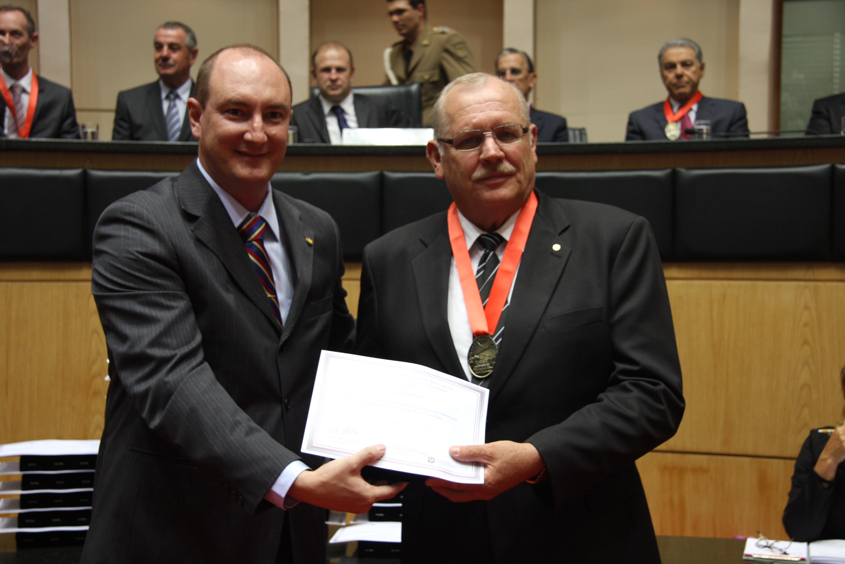 Sessão Solene da Comenda do Legislativo. Deputado Mauro de Nadal e Curt Linzmeyer . Foto: Solon Soares