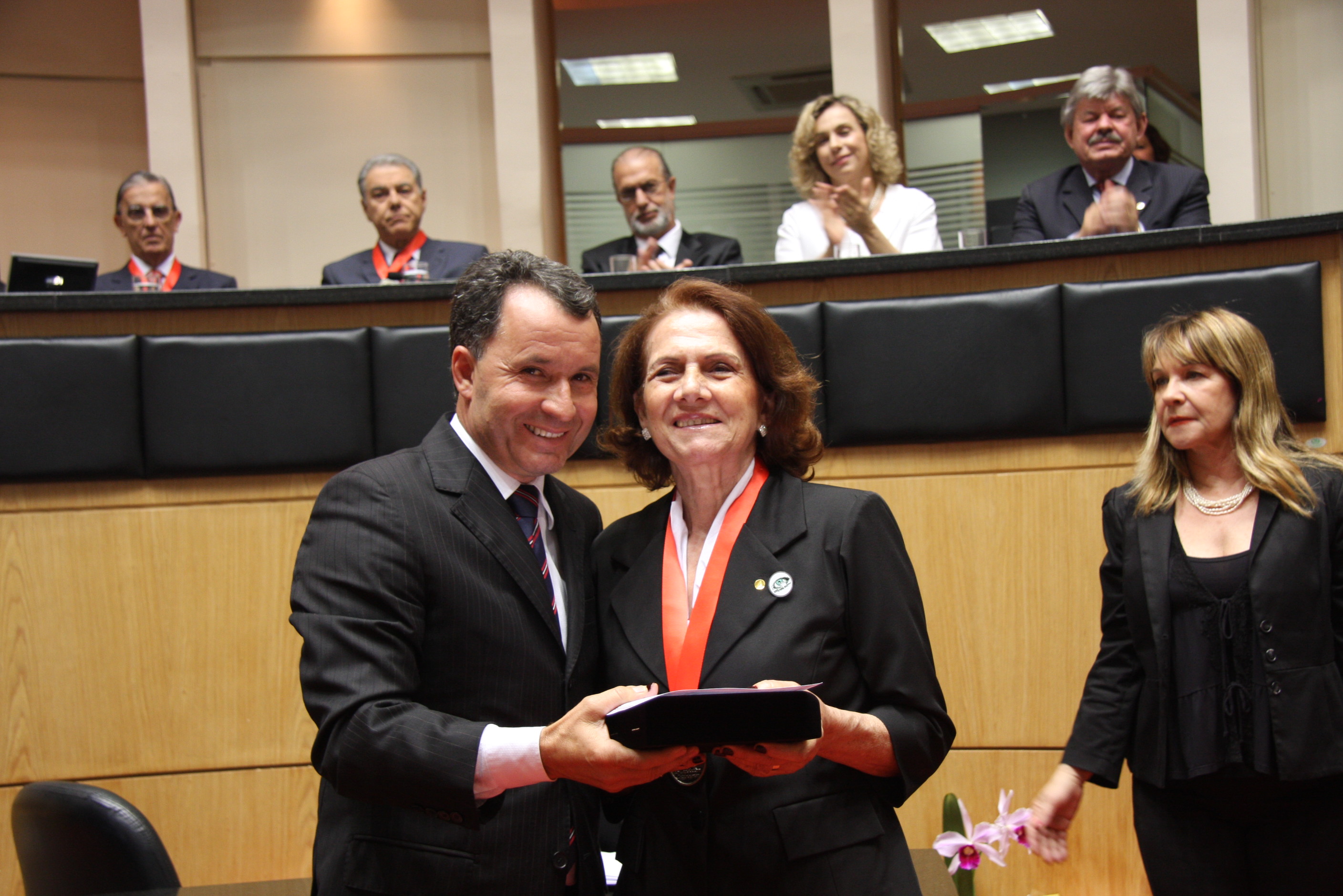Sessão Solene da Comenda do Legislativo. Deputado Darci de Matos homenageia Ajidev. Foto: Solon Soares
