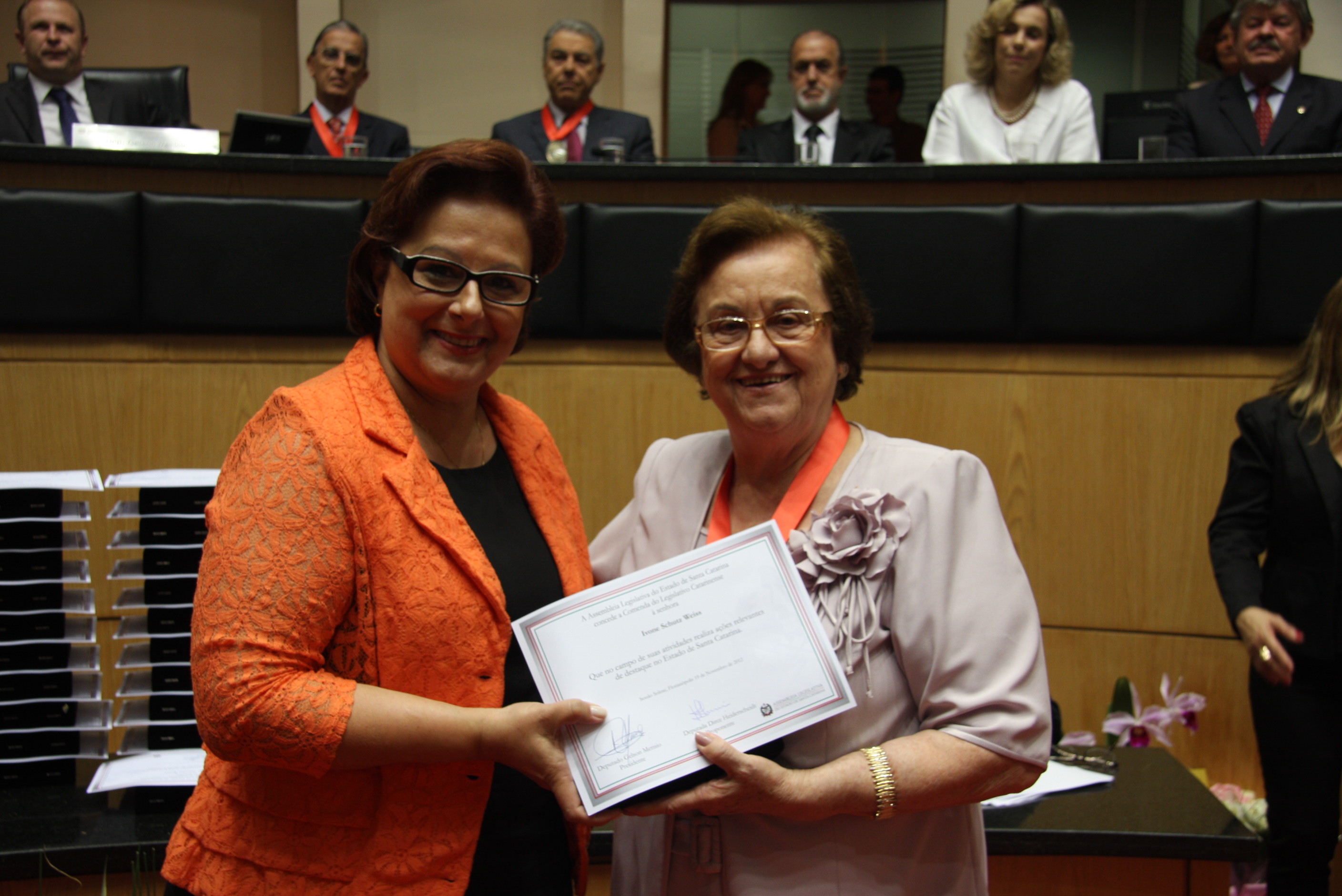 Sessão Solene da Comenda do Legislativo. Deputada  Dirce Heiderscheidt homenageia Ivone Schutz Weiss. Foto: Solon Soares