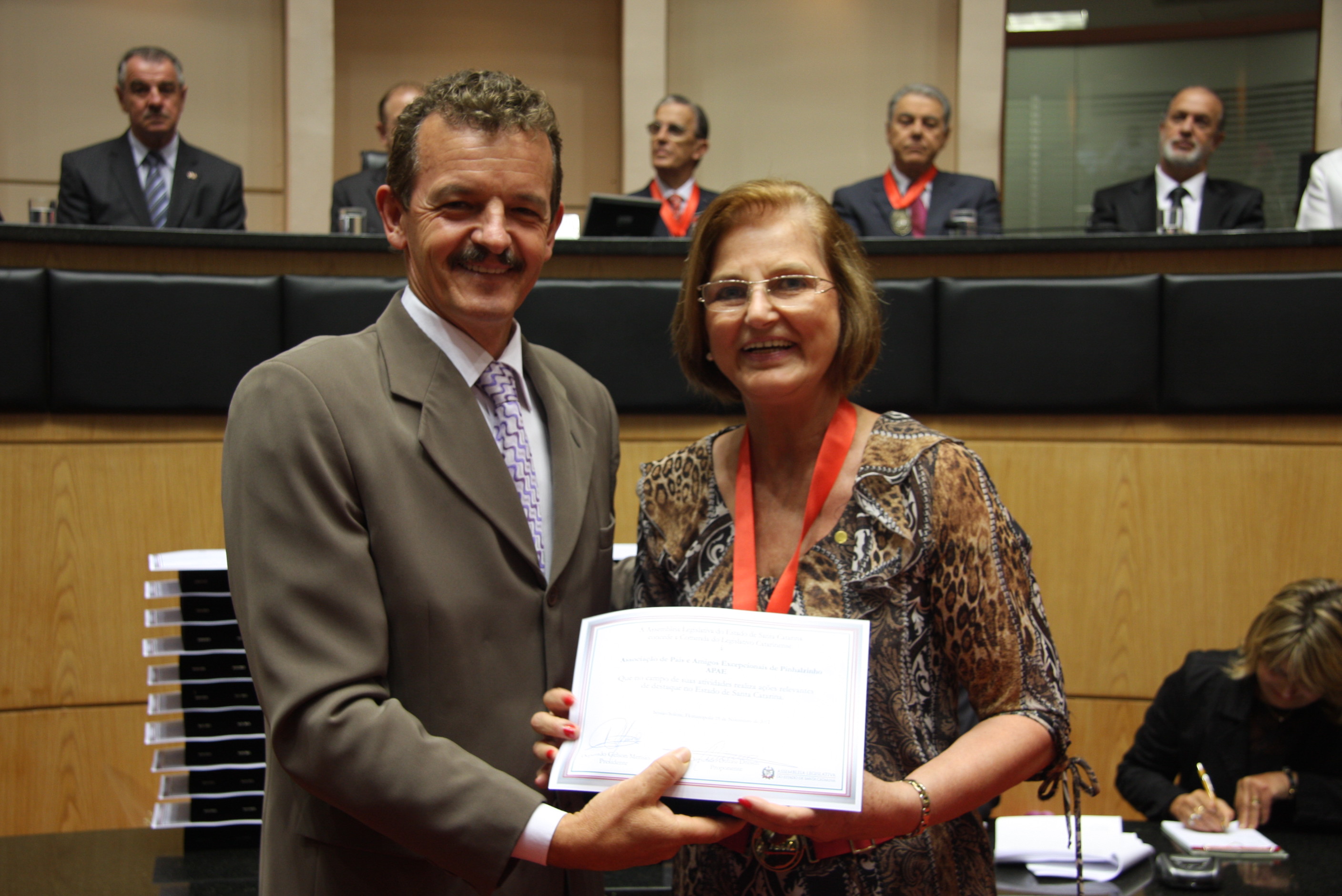 Sessão Solene da Comenda do Legislativo. Deputado  Dirceu Dresch homenageia  Associação de Pais e Amigos dos Excepcionais de Pinhalzinho (Apae). Foto: Solon Soares