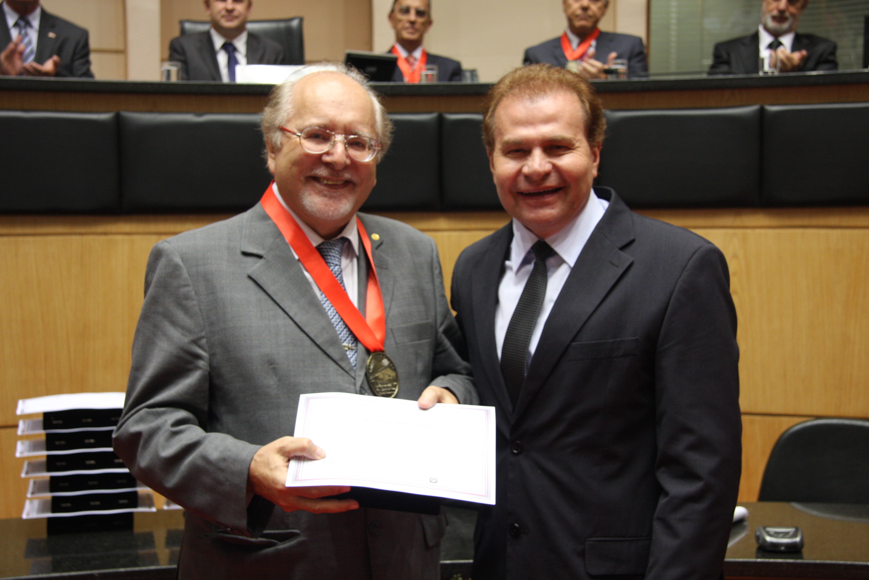 Sessão Solene da Comenda do Legislativo. Deputado  Gilmar Knaesel homenageia Péricles Luiz Medeiros Prade. Foto: Solon Soares