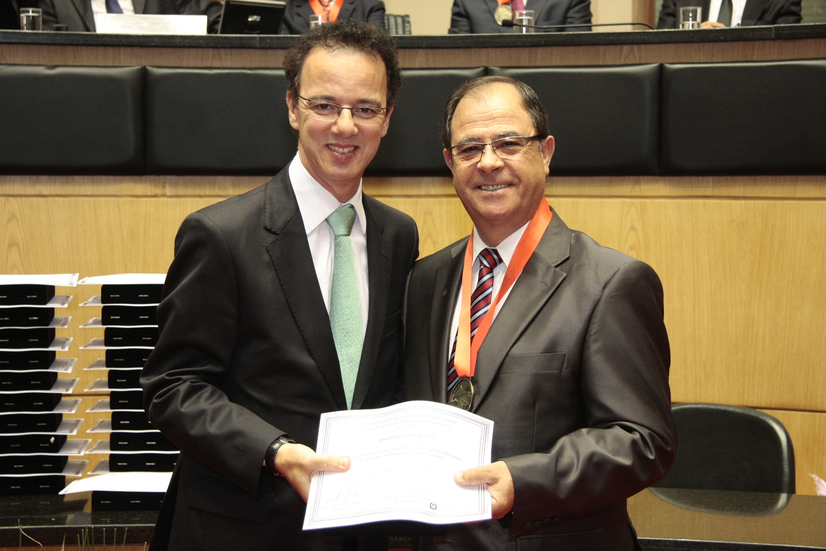 Sessão Solene da Comenda do Legislativo.  Deputado  Ismael dos Santos homenageia Juvenil dos Santos Pereira.
Foto: Solon Soares