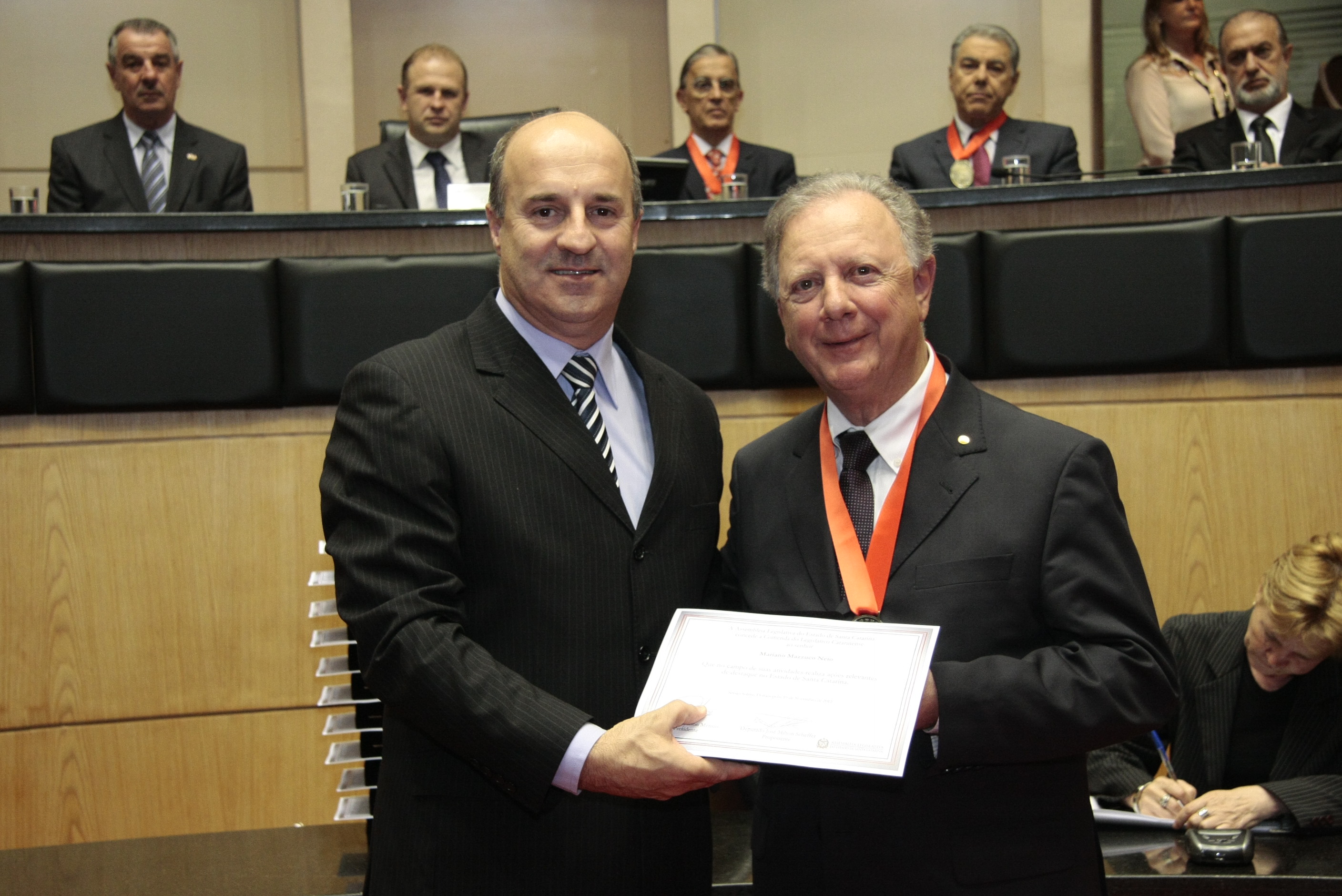 Sessão Solene da Comenda do Legislativo. Deputado  José Milton Scheffer homenageia Mariano Mazzuco Neto. Foto: Solon Soares