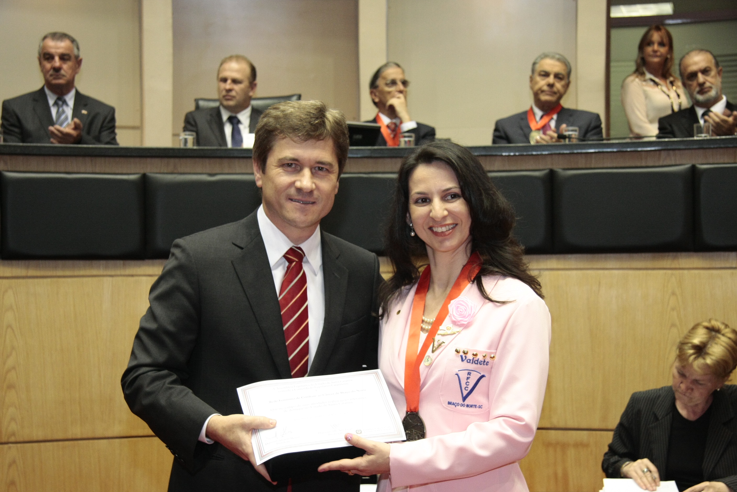 Sessão Solene da Comenda do Legislativo.  Deputado  José Nei Ascari homenageia Rede Feminina de Combate ao Câncer de Braço do Norte. Foto: Solon Soares