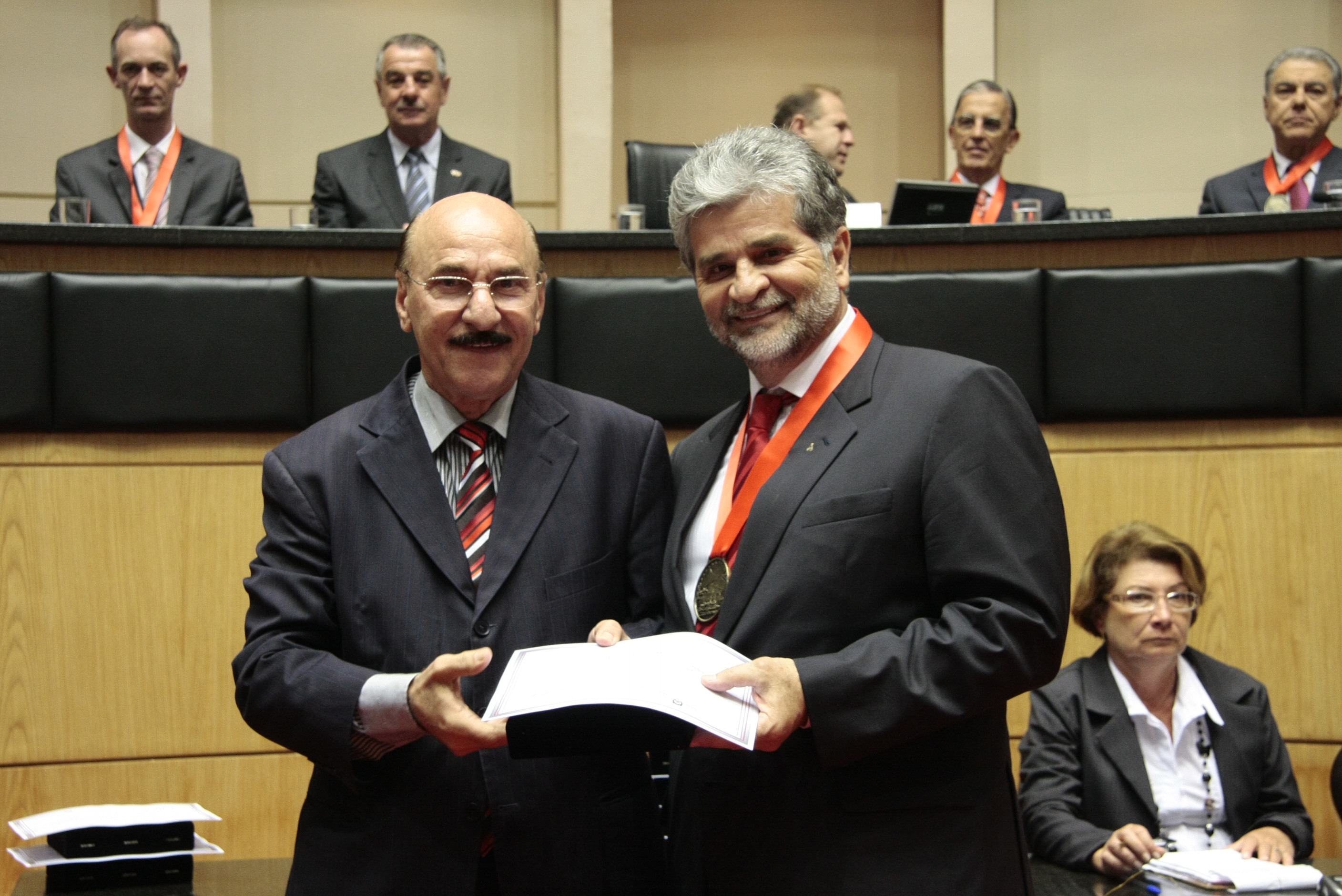 Sessão Solene da Comenda do Legislativo. eputado  Manoel Mota homenageia  Ademir da Silva Matos. Foto: Solon Soares