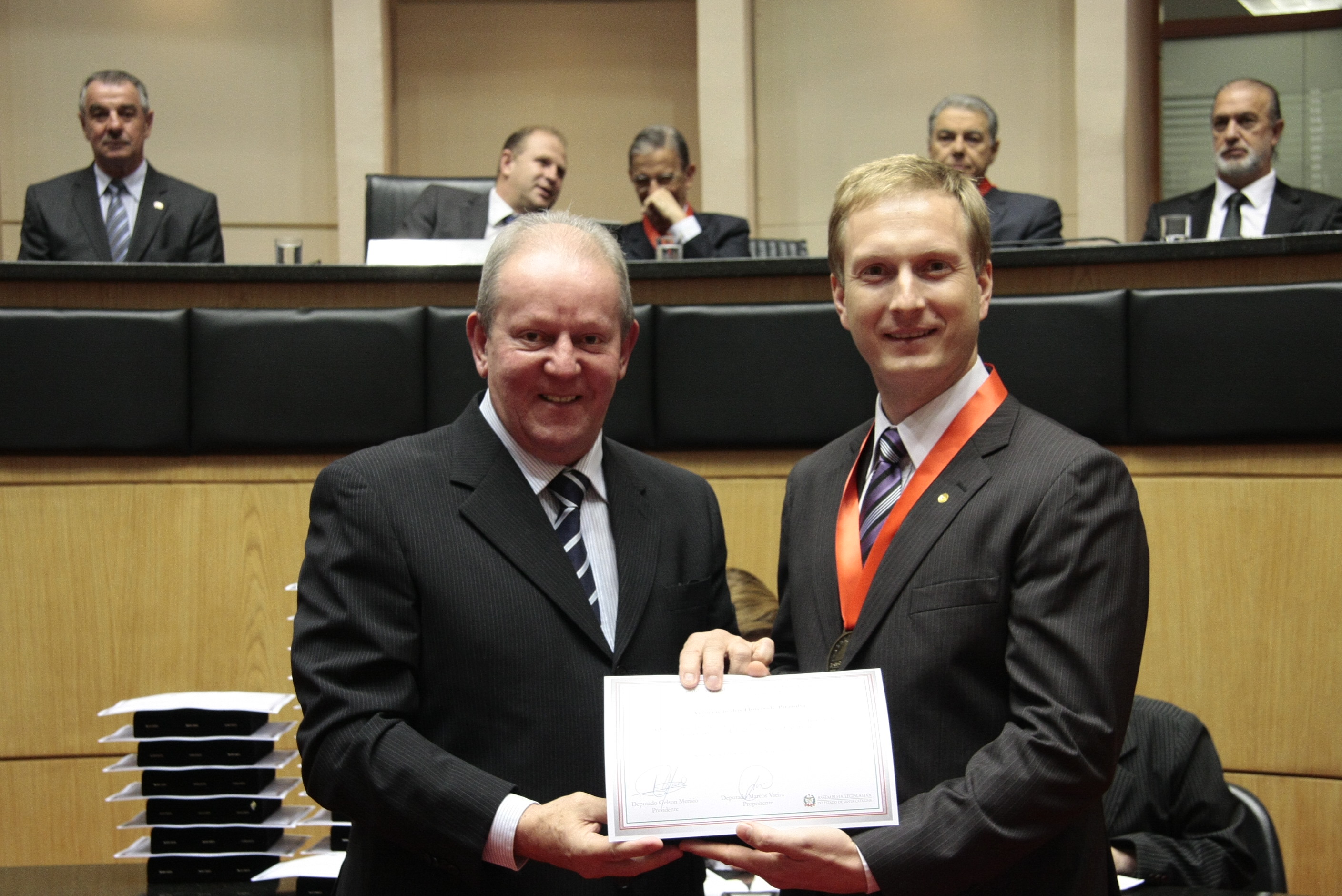 Sessão Solene da Comenda do Legislativo. Deputado  Marcos Vieira homenageia  Associação dos Hotéis de Piratuba. Foto: Solon Soares