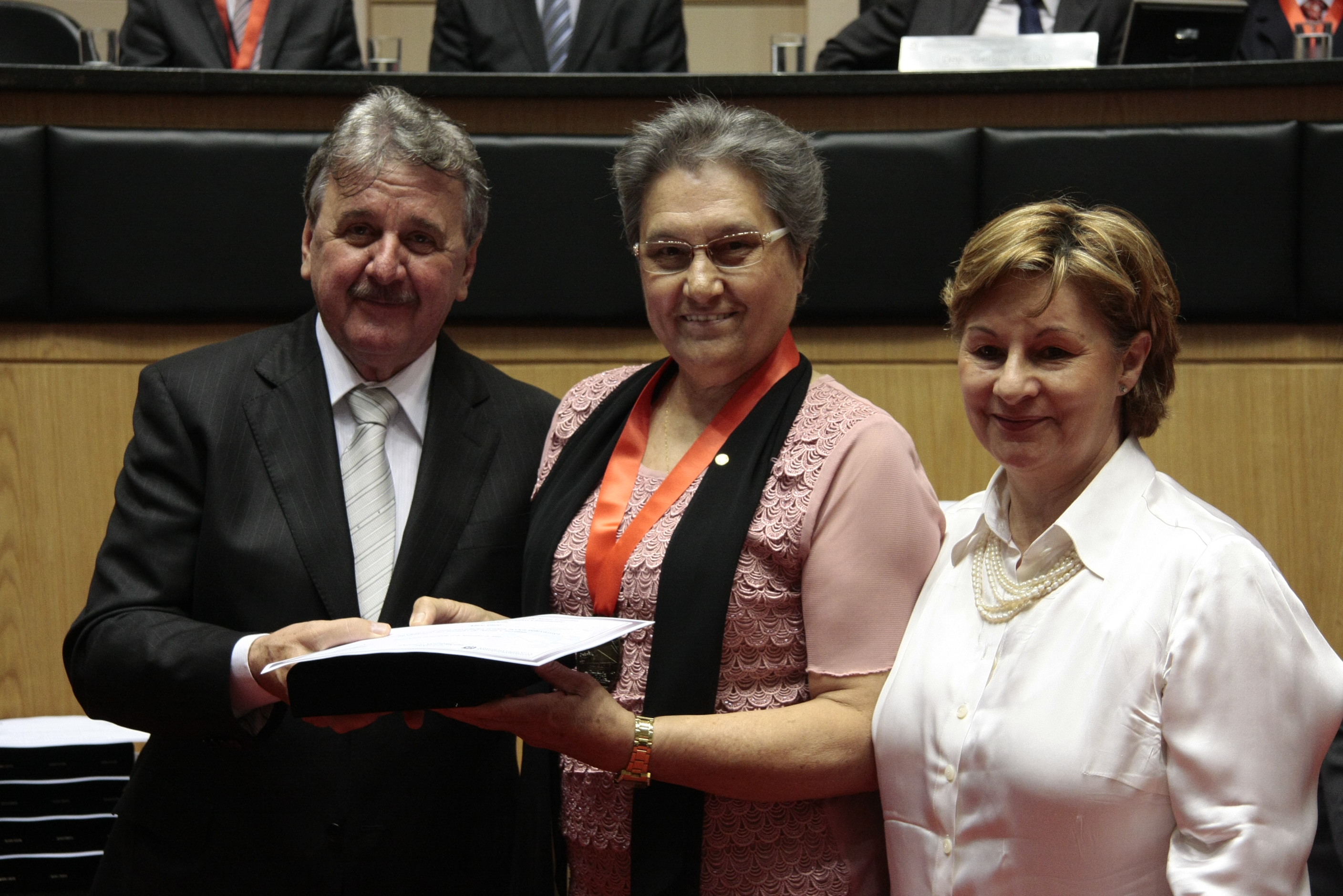 Sessão Solene da Comenda do Legislativo. Deputado  Moacir Sopelsa homenageia  Alice Gaio. Foto: Solon Soares