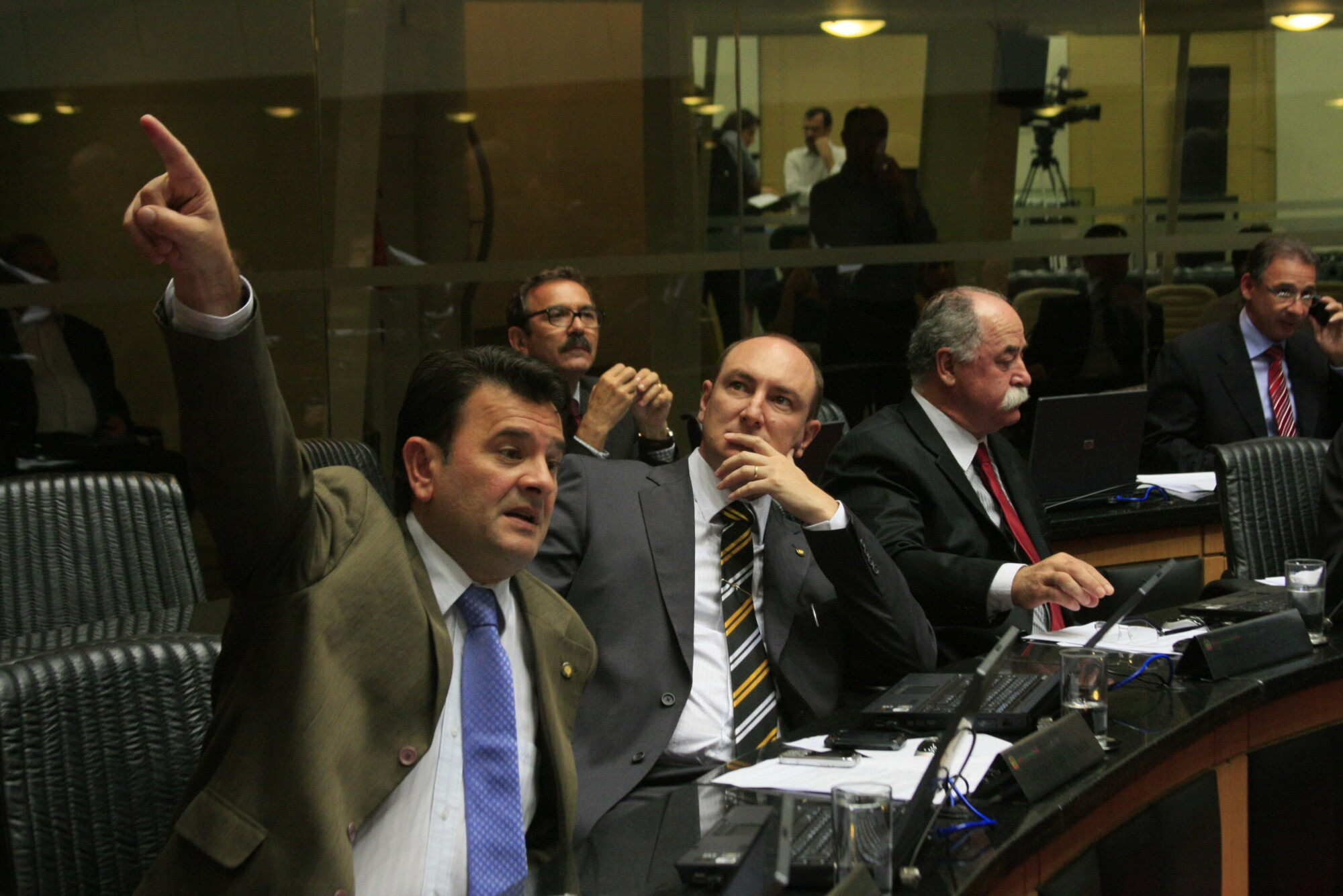 Plenário aprecia seis vetos e aprova PL sobre autenticação de cópias