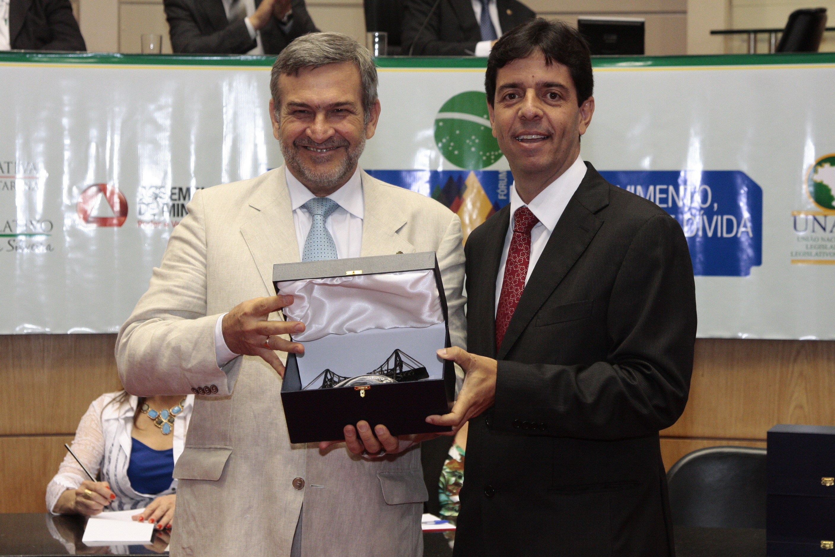 Deputado Dinis Pinheiro (D), Presidente da Assembleia de Minas, entrega homenagem ao representante da FEBRAFITE, João Pedro Casarotto (E).   FOTO: Solon Soares