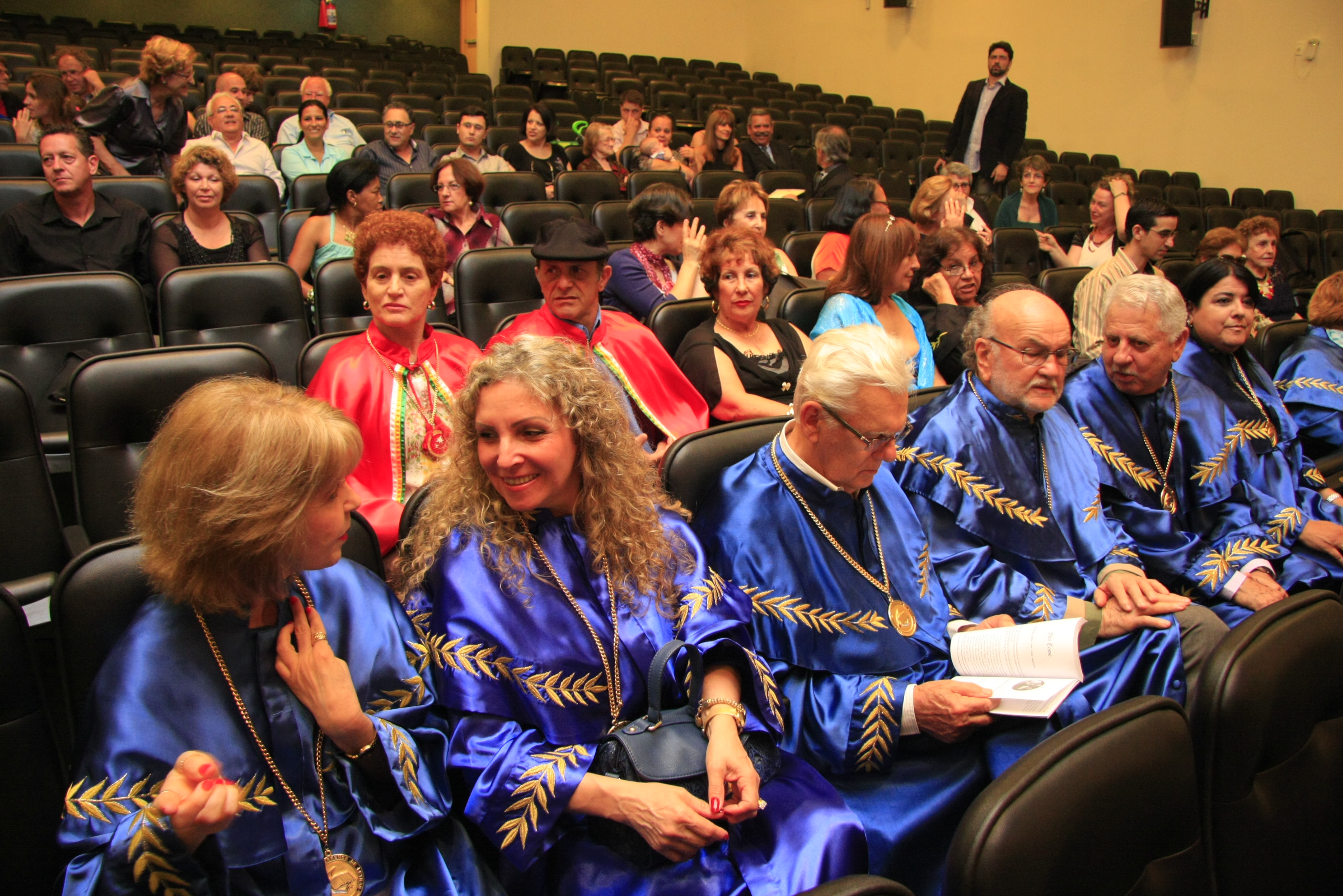 Acadêmicos e publico na Cerimonia de posse de novos membros da Academia Desterrense de Letras - Foto: Carlos Kilian