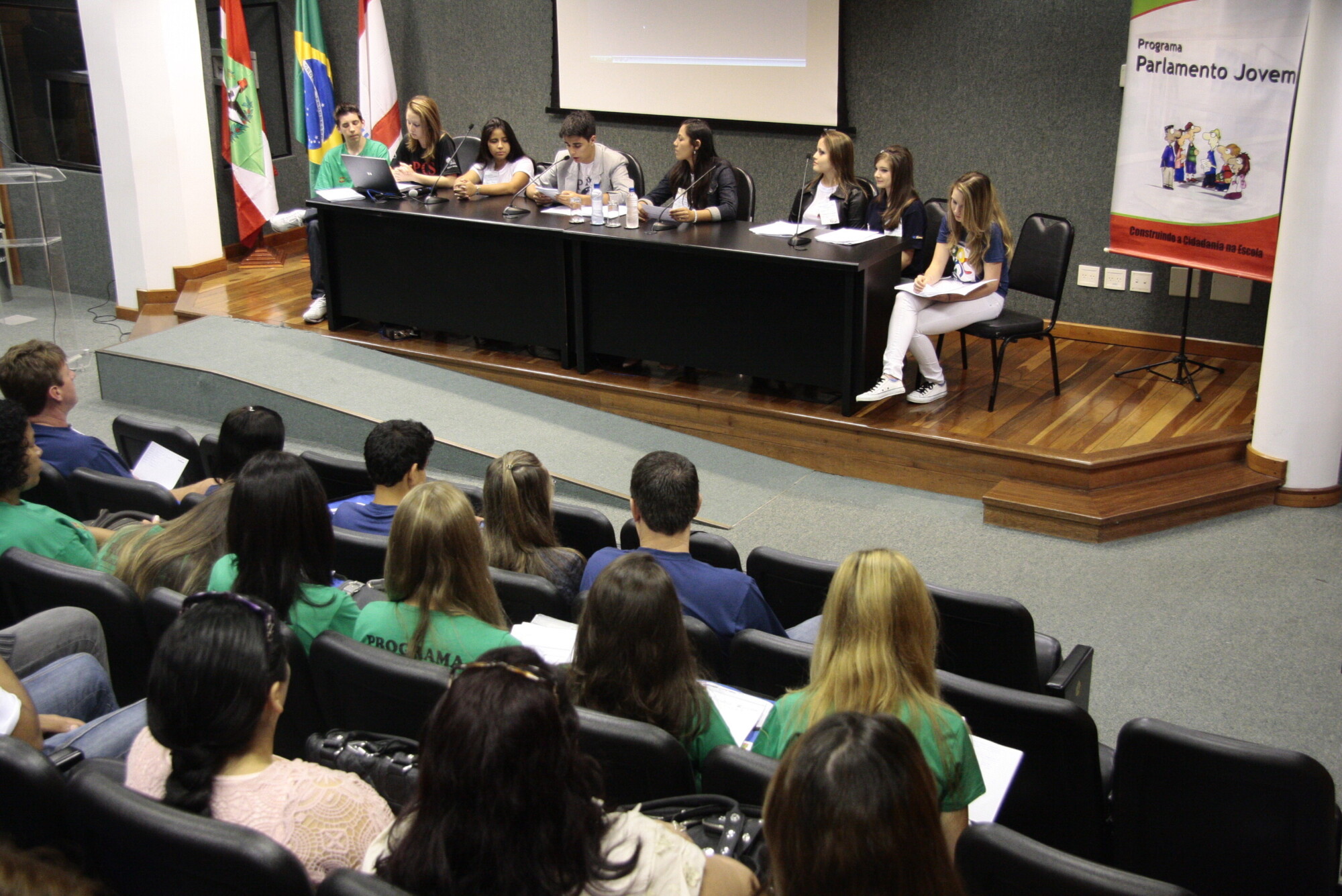 Parlamento Jovem aprova projetos nas comissões; sorteadas escolas para 2013
