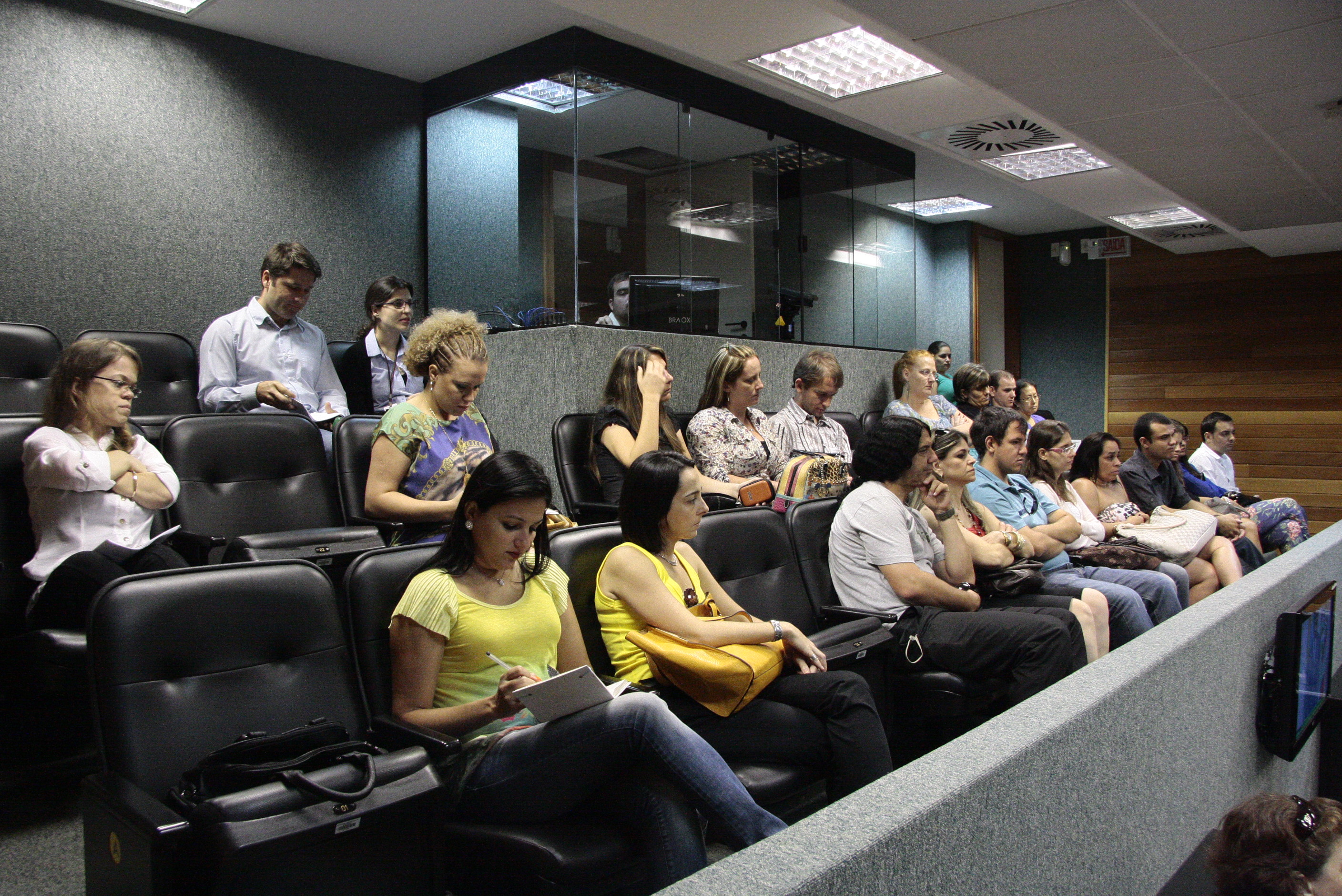 Reunião do Departamento Estadual de Trânsito de SC (DETRAN-SC) com Associações de Surdos, sobre o processo de avaliação dos surdos para a obtenção da Carteira Nacional de Habitação
