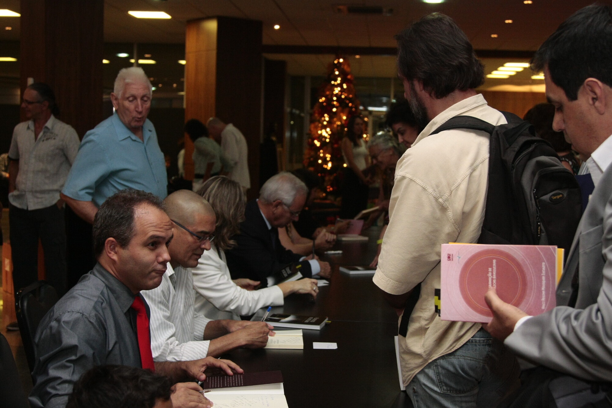 Legislativo sedia lançamento coletivo de livros sobre comunicação
