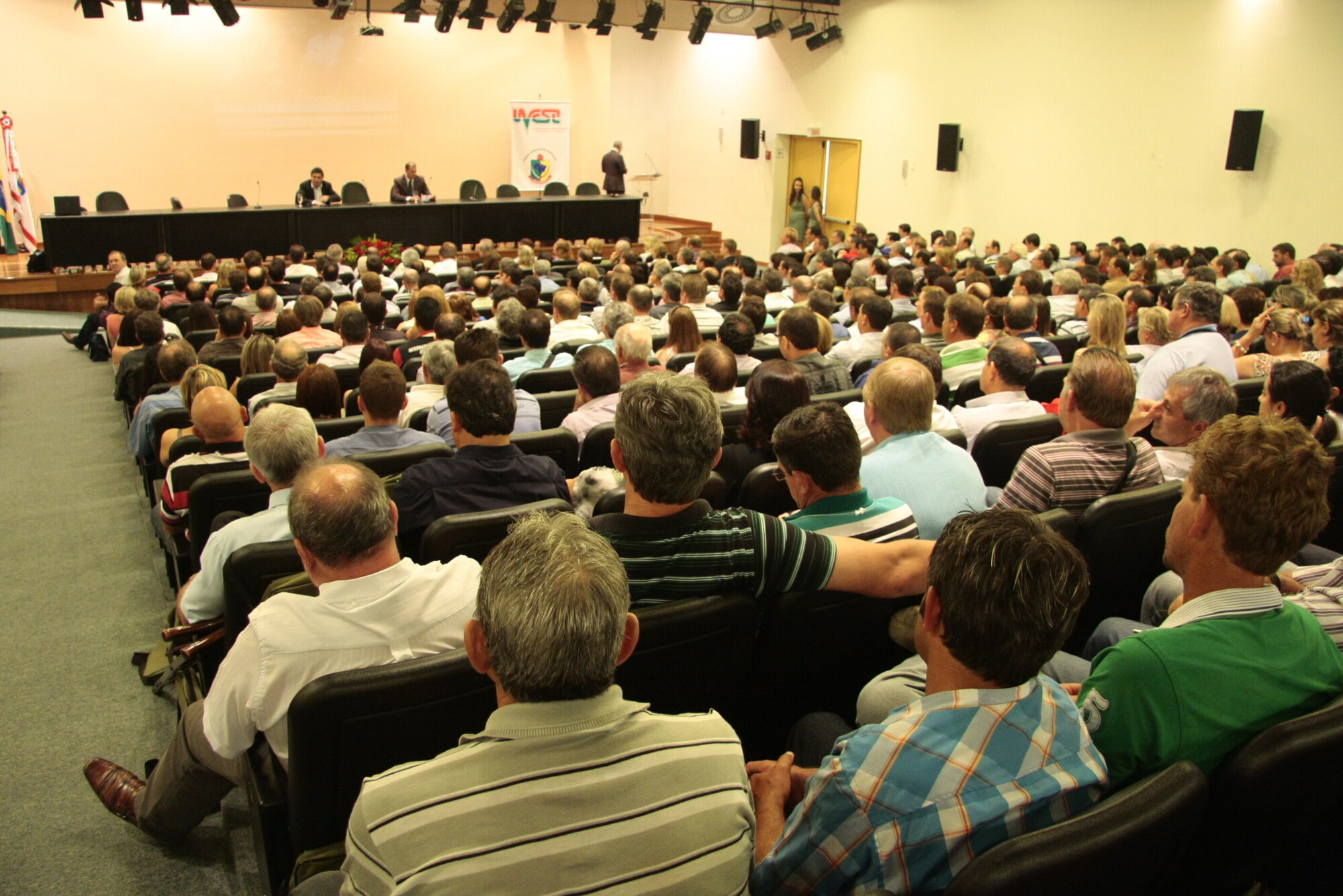 Vereadores discutem na Assembleia PEC que põe fim a salários nas câmaras