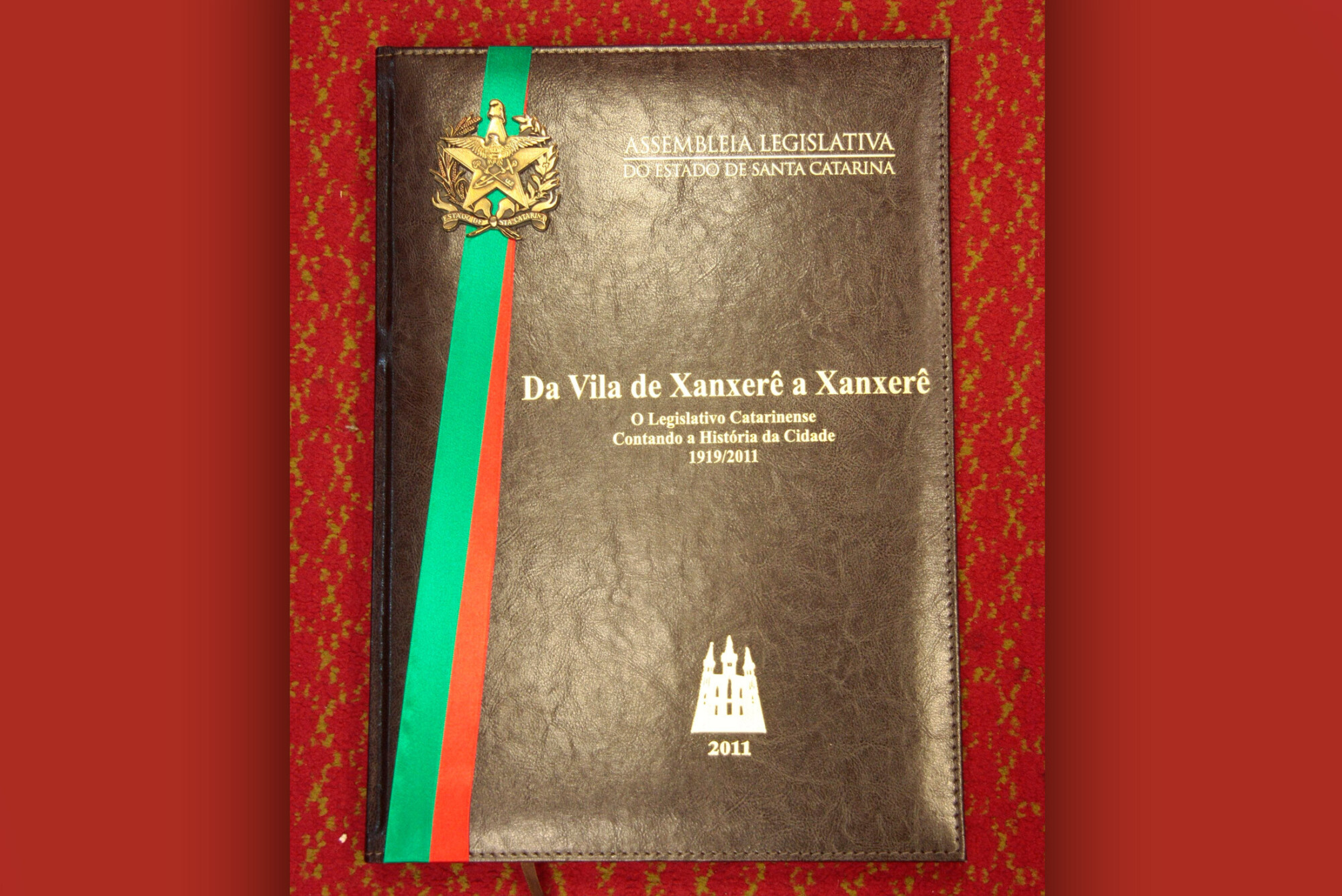 Legislativo homenageia município com o livro Da Vila Xanxerê a Xanxerê