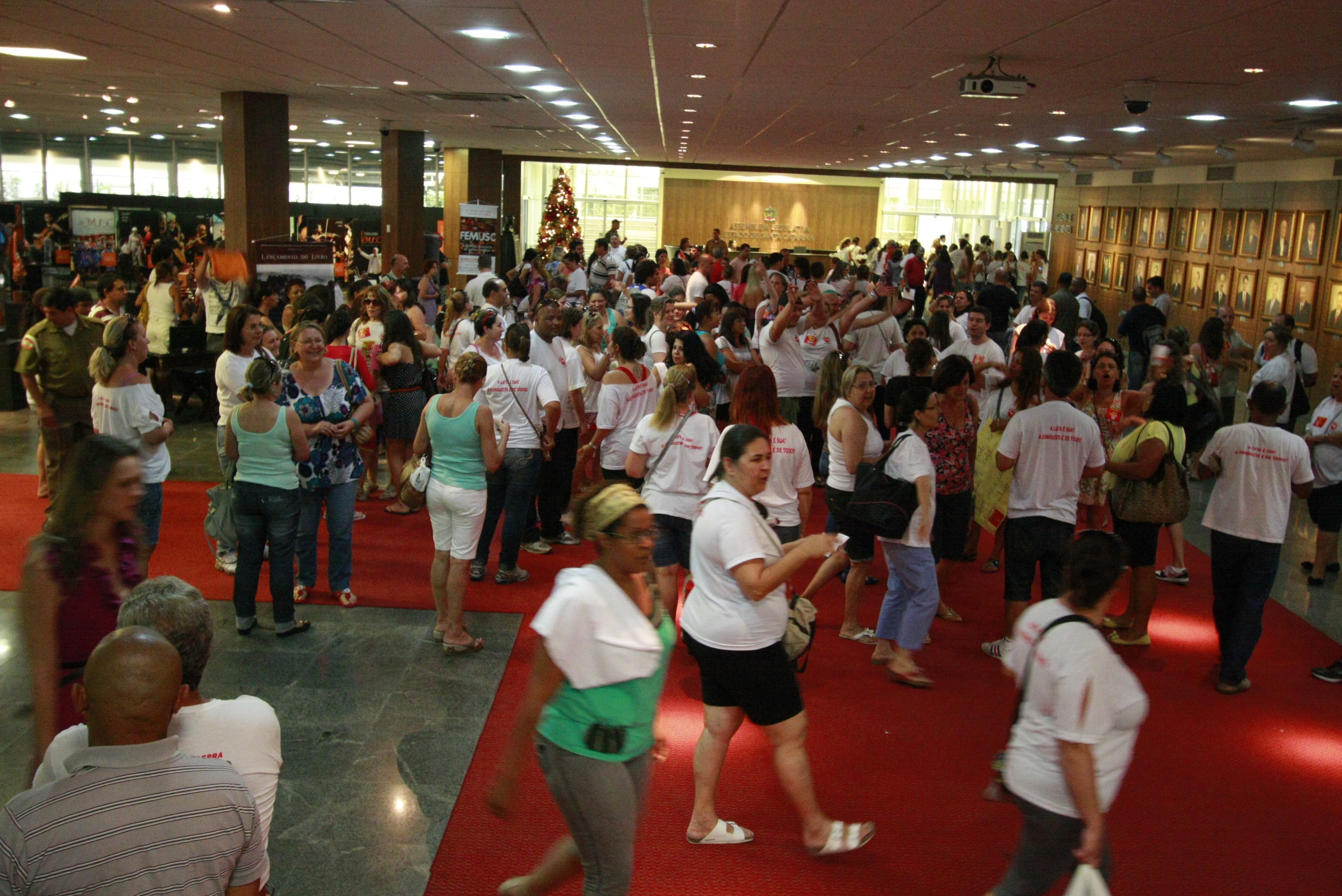 Manifestantes da Saúde fazem protesto no Parlamento Catarinense. Foto: Lucas Gabriel Diniz