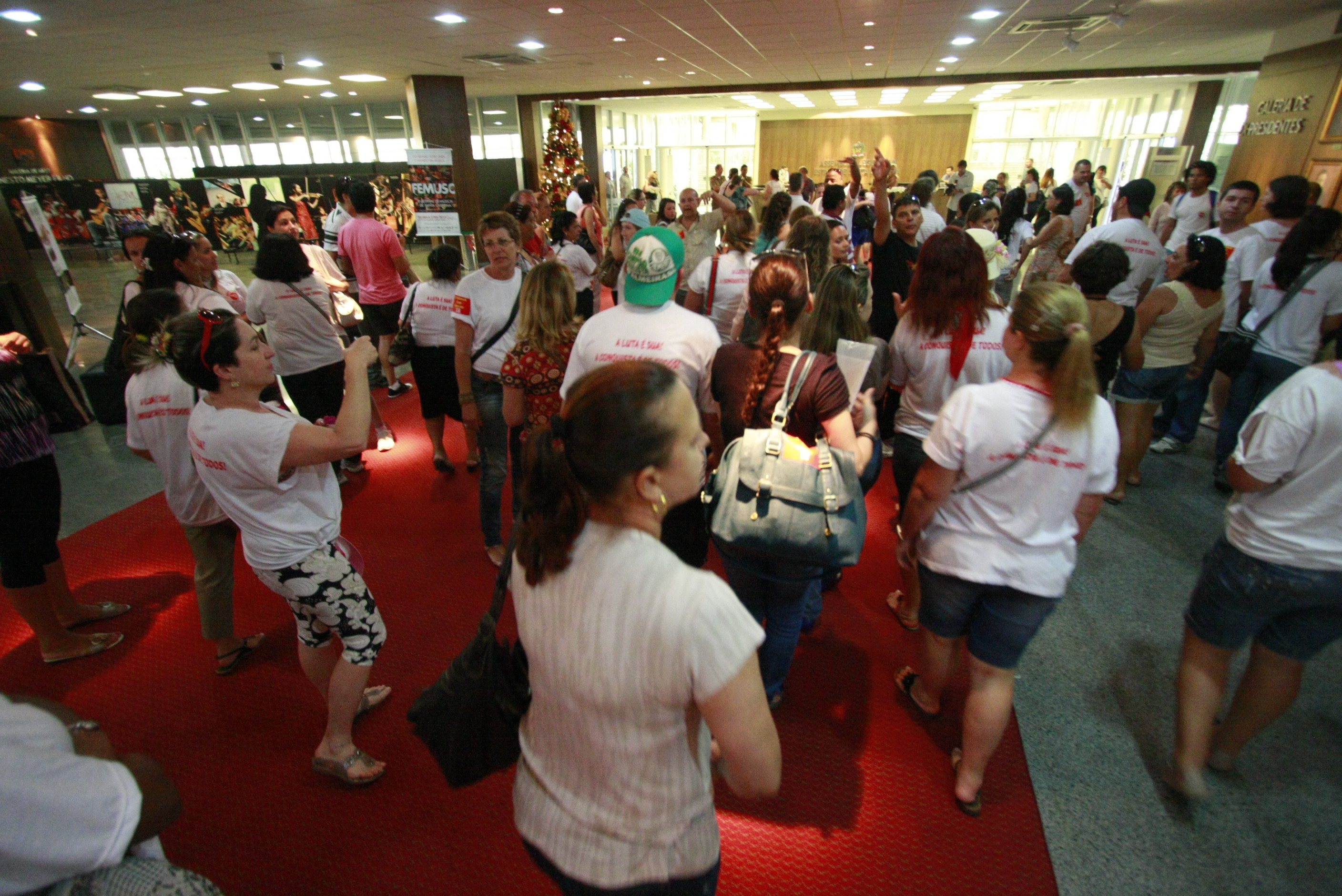 Manifestantes da Saúde fazem protesto no Parlamento Catarinense. Foto: Lucas Gabriel Diniz