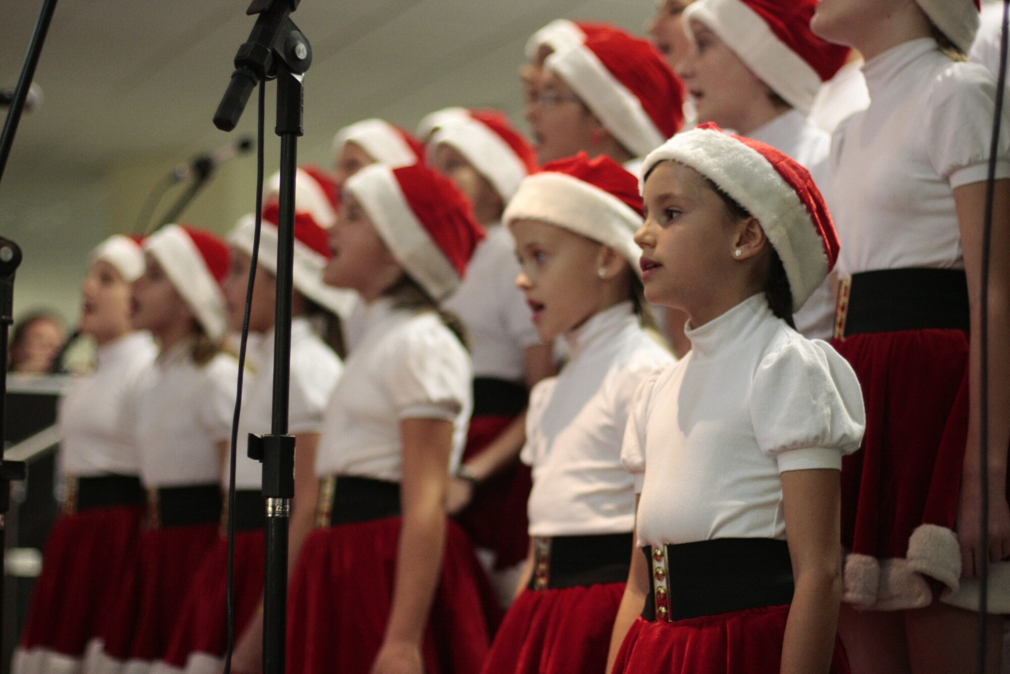 Meninas Cantoras de Taió se apresentam no hall do Palácio Barriga-Verde