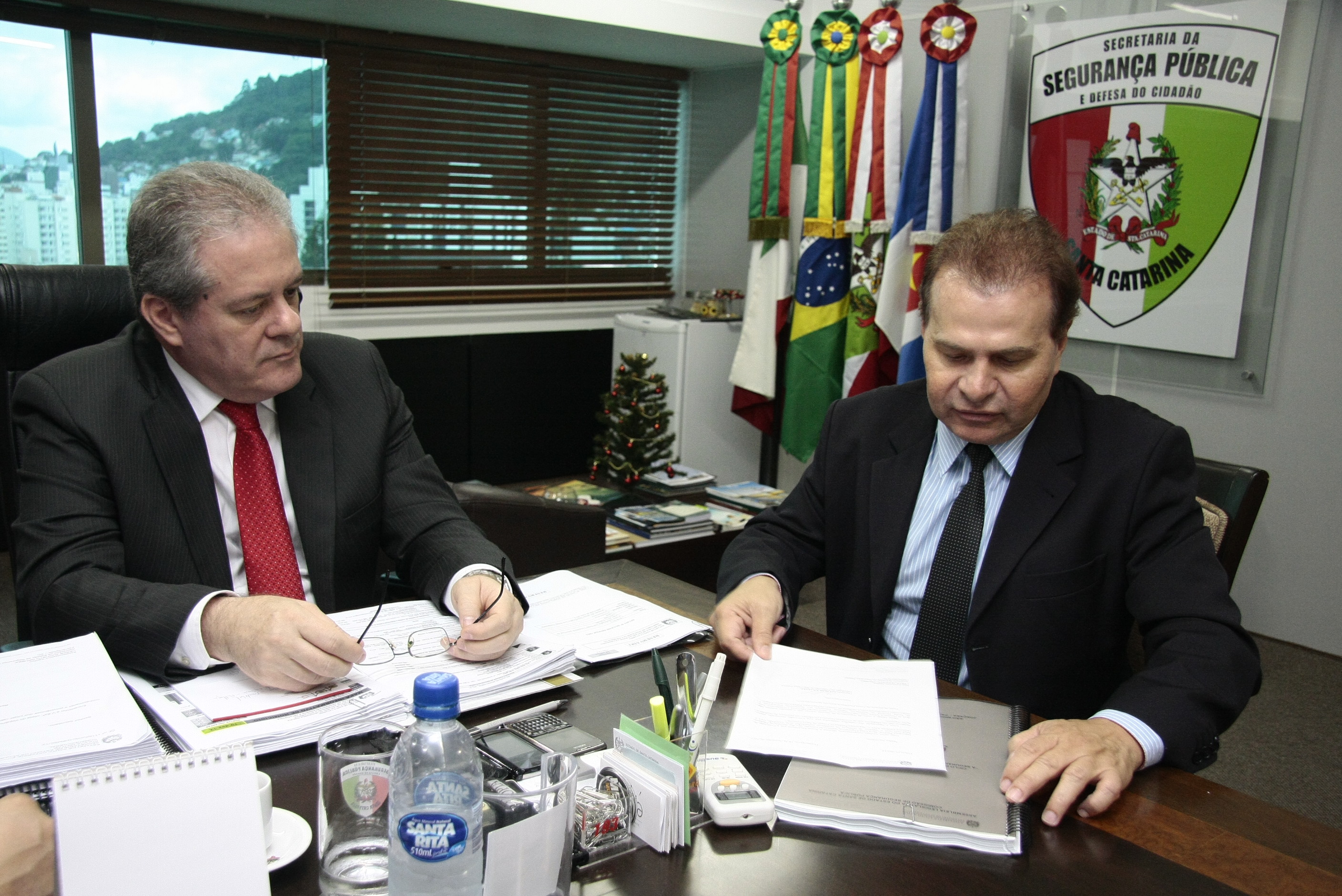 Entrega de Relatório da Comissão de Segurança Pública. Foto: Miriam Zomer