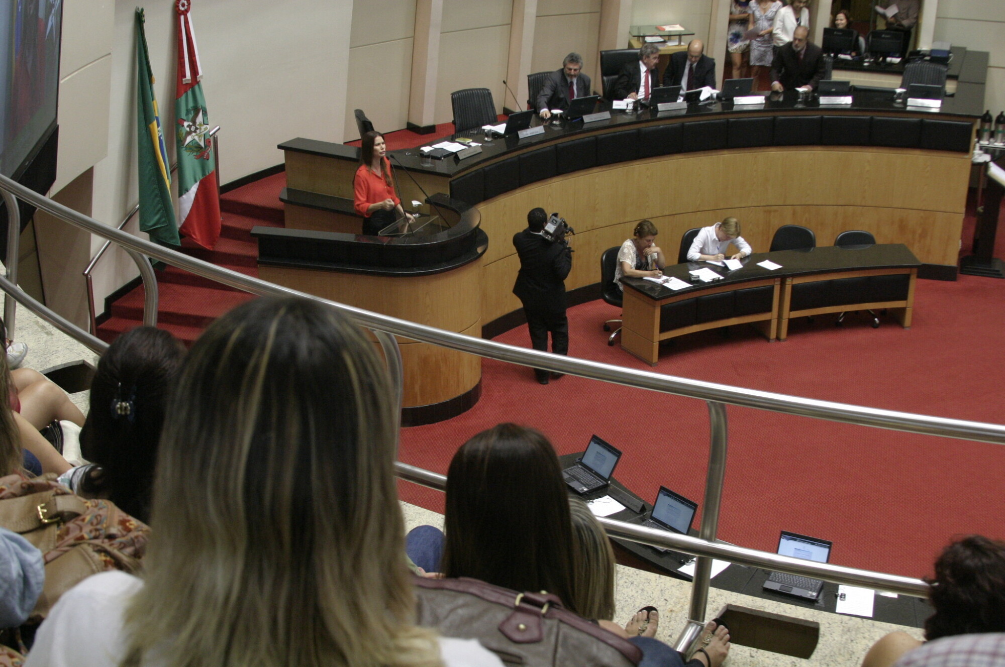 Durante a sessão, oposição faz novo apelo pelo fim da greve na saúde