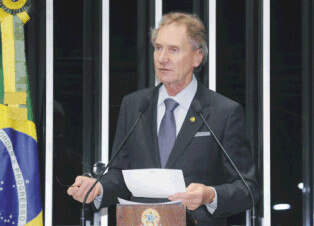 Casildo Maldaner recebe homenagem do Parlamento catarinense