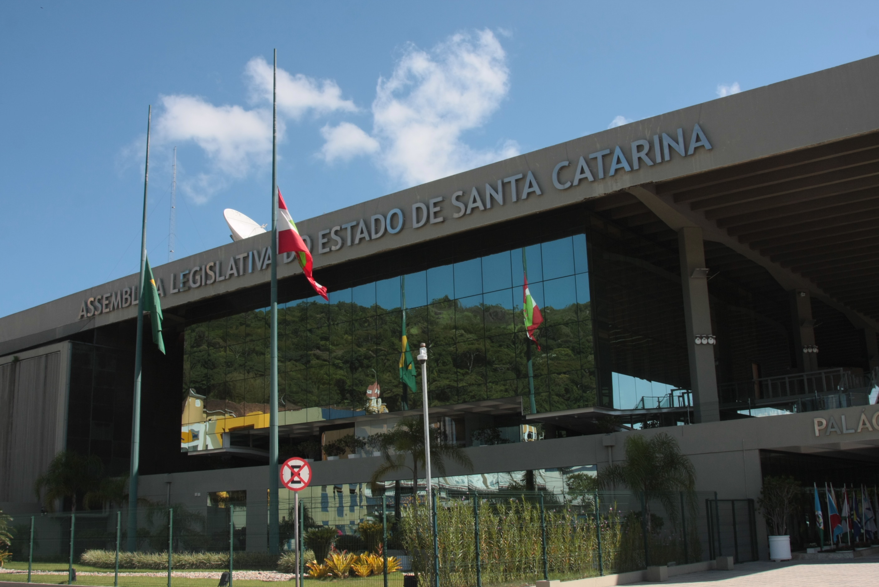 Luto – Bandeiras a meio mastro na Assembleia Legislativa