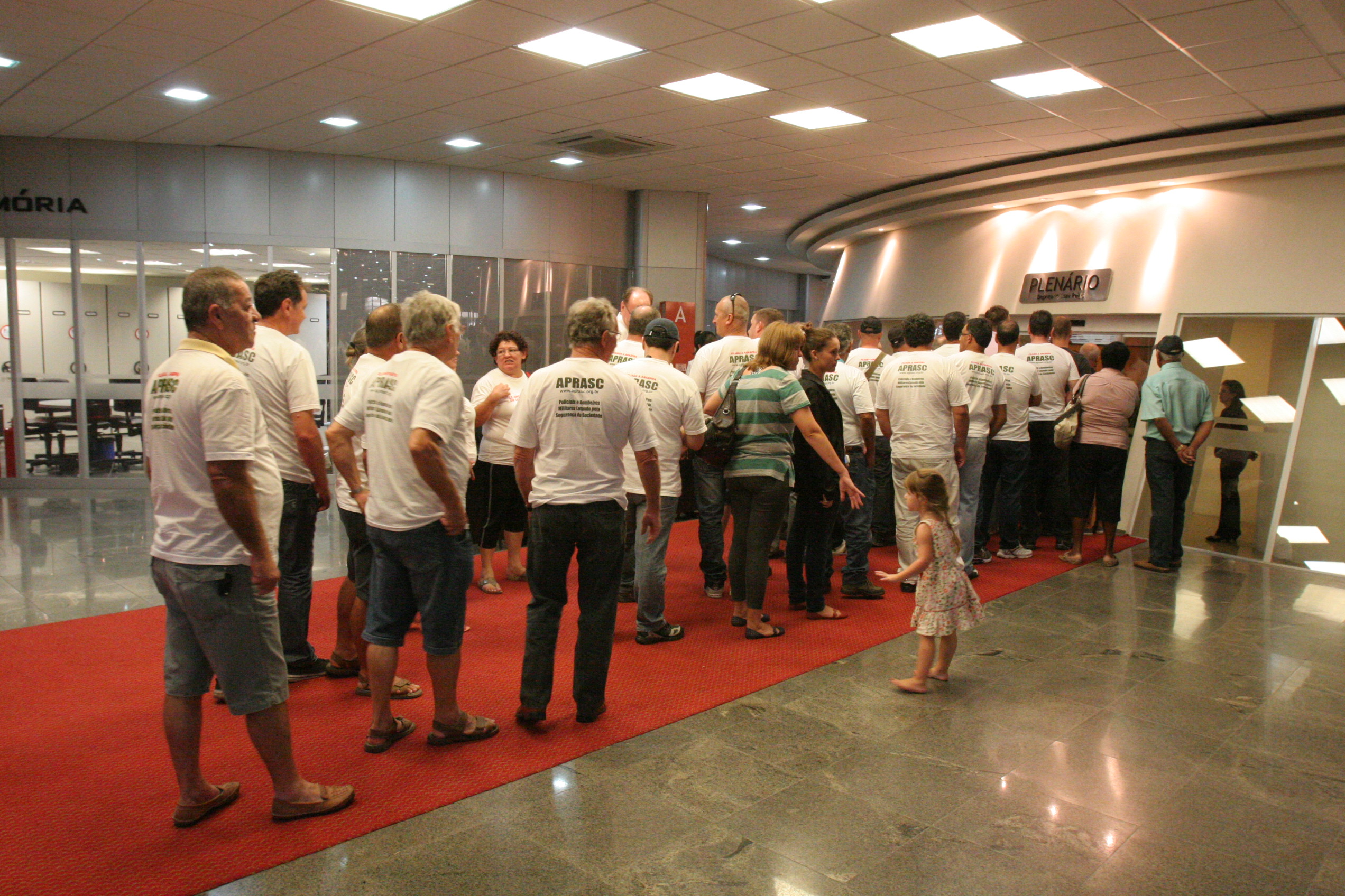 Movimentação no Hall da Assembleia. Foto: Miriam Zomer