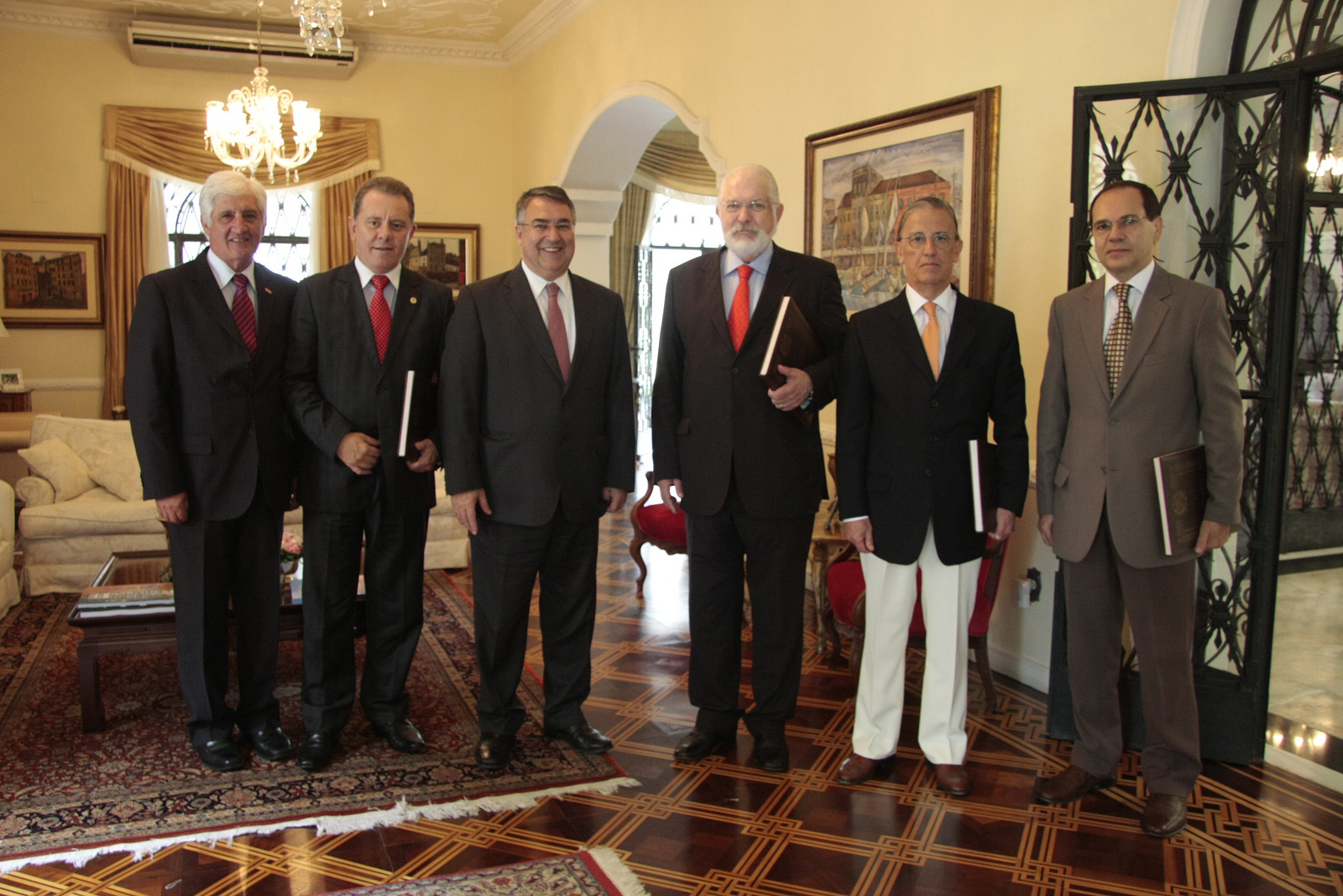 Reunião entre governo do Estado, Assembleia Legislativa, Tribunal de justiça, Ministério Público e Tribunal de Contas do Estado. Foto de Sílvio Gomes.
