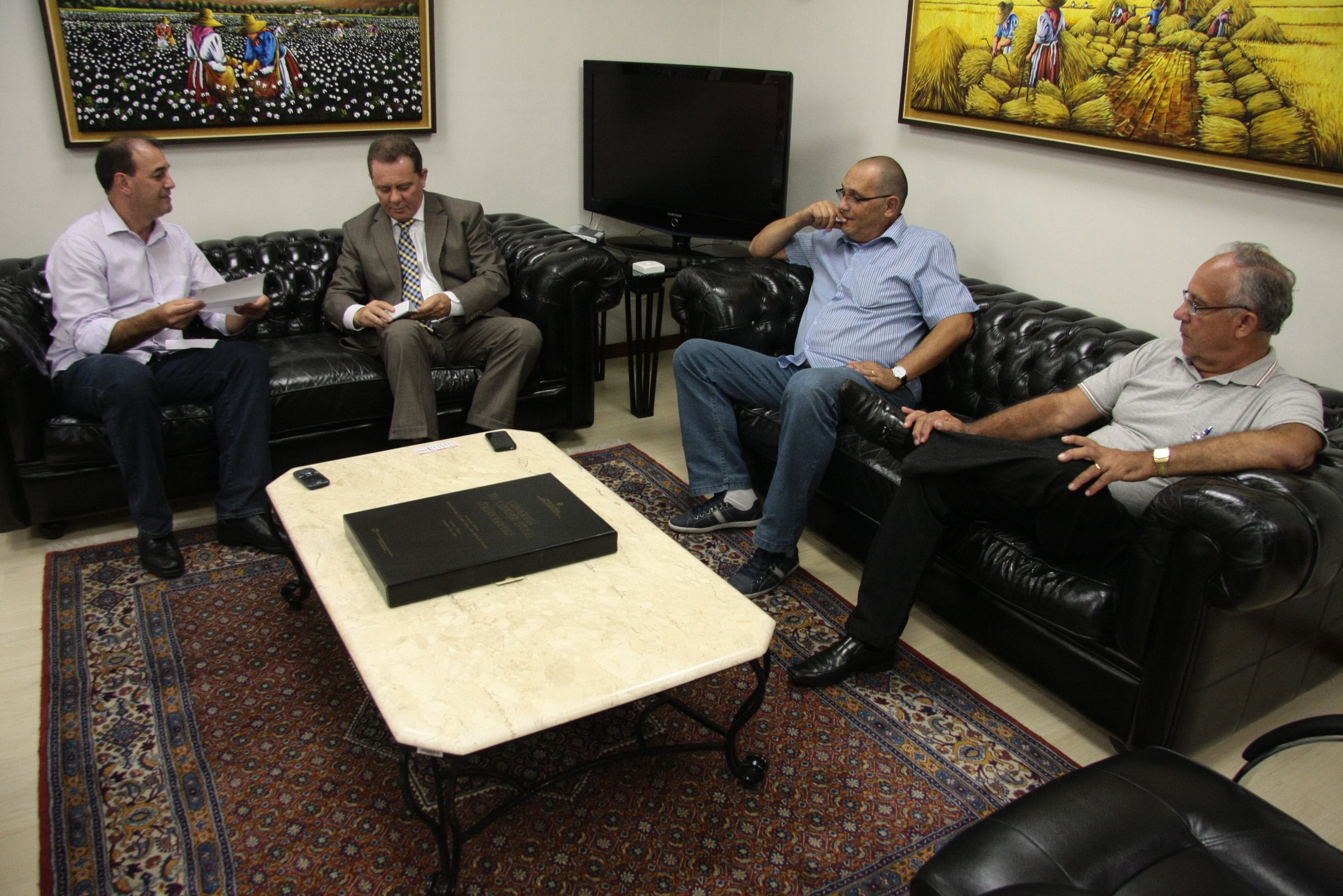 Presidente da UVESC, Itamar Antônio Agnoletto, entrega convite ao Presidente da Assembleia, Deputado Joares Ponticelli. Foto: Miriam Zomer