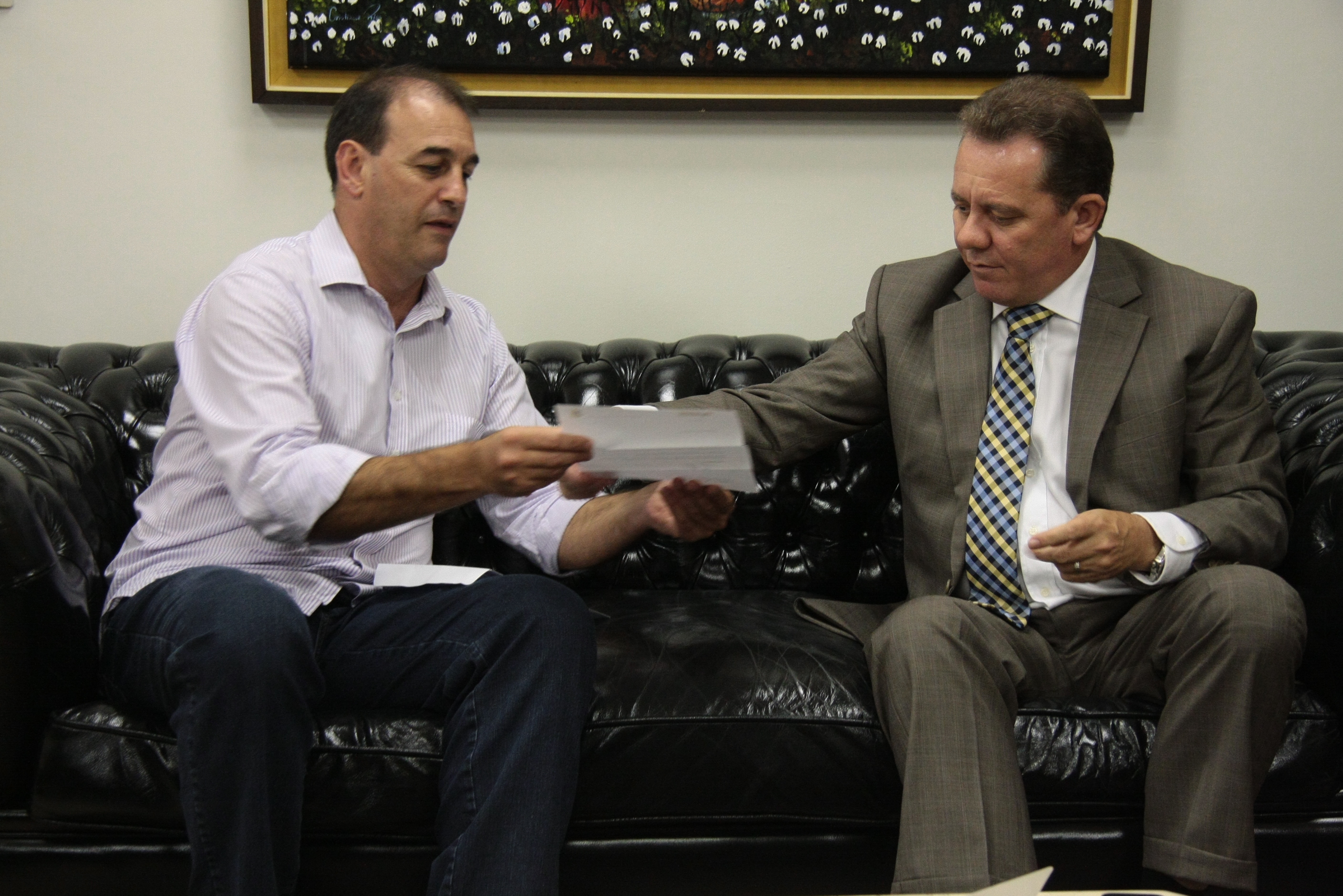 Presidente da UVESC, Itamar Antônio Agnoletto, entrega convite ao Presidente da Assembleia, Deputado Joares Ponticelli. Foto: Miriam Zomer