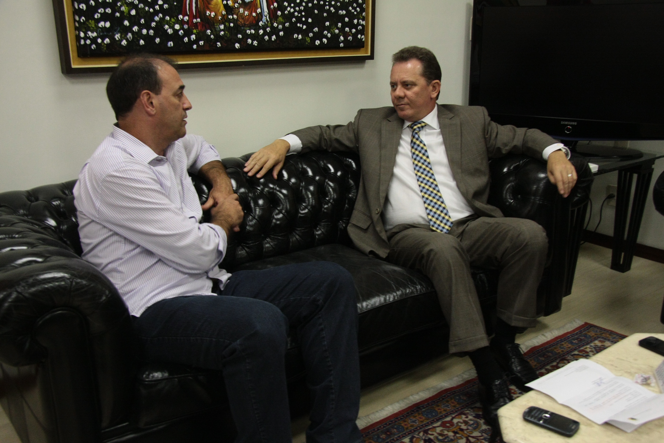 Presidente da UVESC, Itamar Antônio Agnoletto, entrega convite ao Presidente da Assembleia, Deputado Joares Ponticelli. Foto: Miriam Zomer