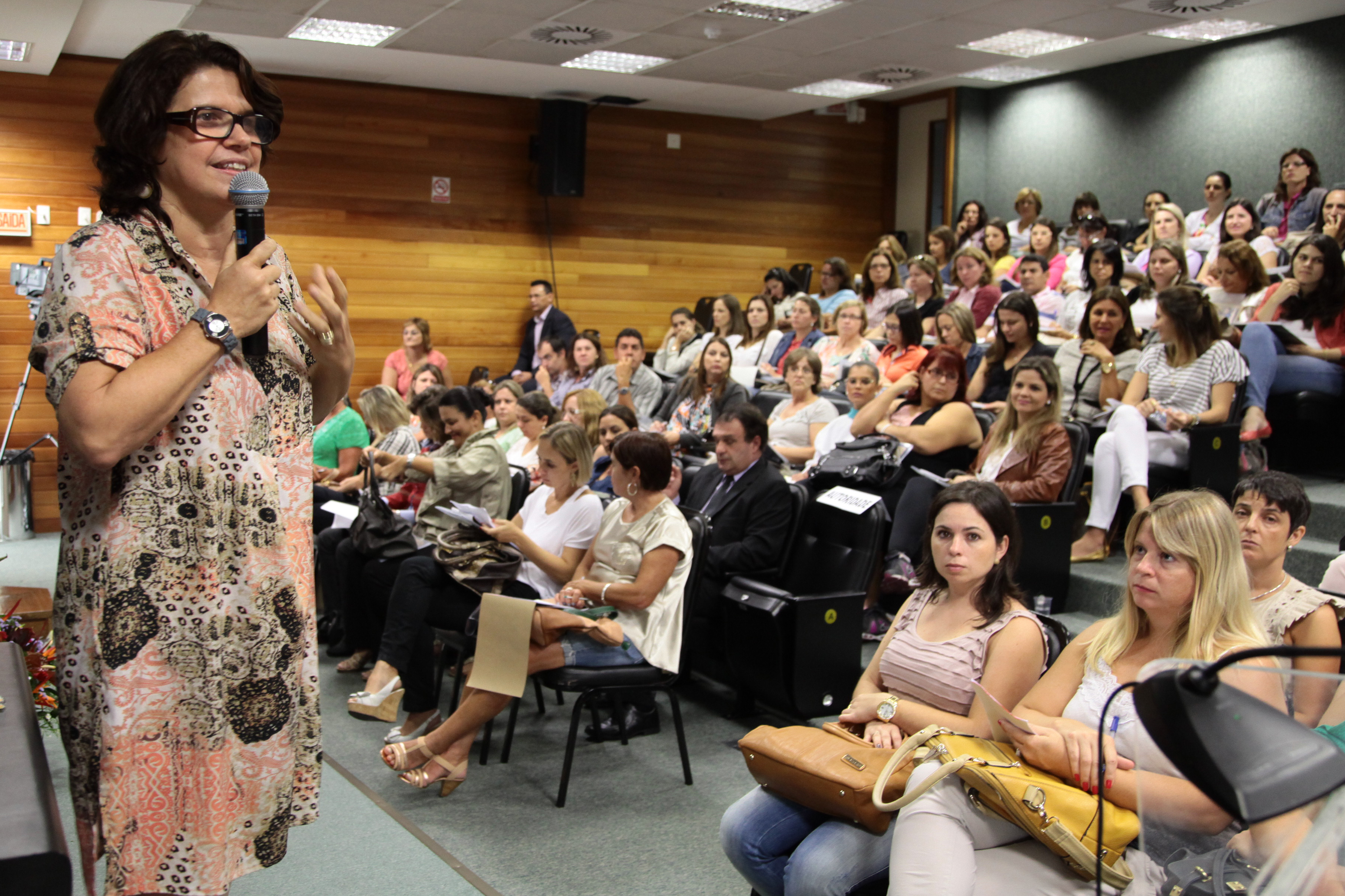I Fórum Catarinense sobre Doenças Raras. Palestrante Dra. Giseli de Luca. Foto: Miriam Zomer