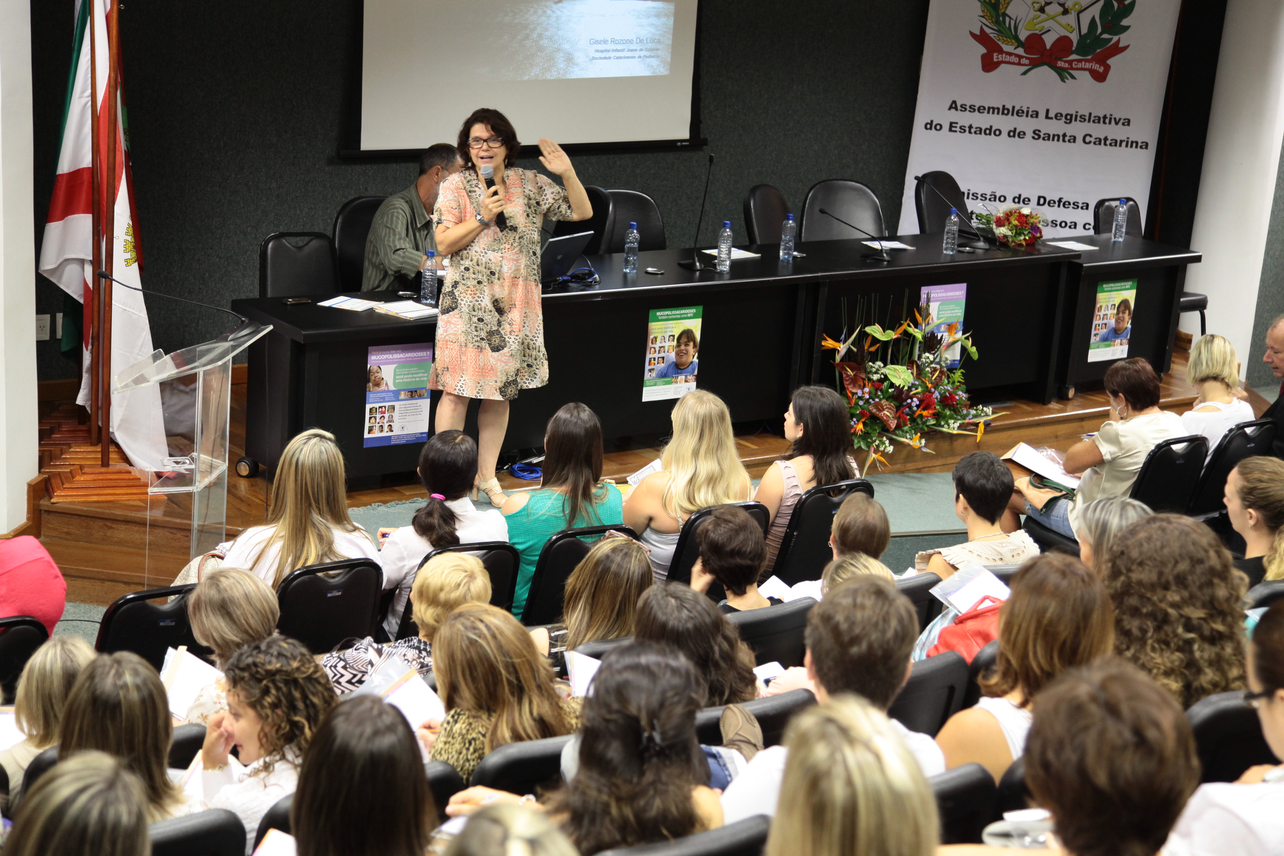 I Fórum Catarinense sobre Doenças Raras. Palestrante Dra. Giseli de Luca. Foto: Miriam Zomer