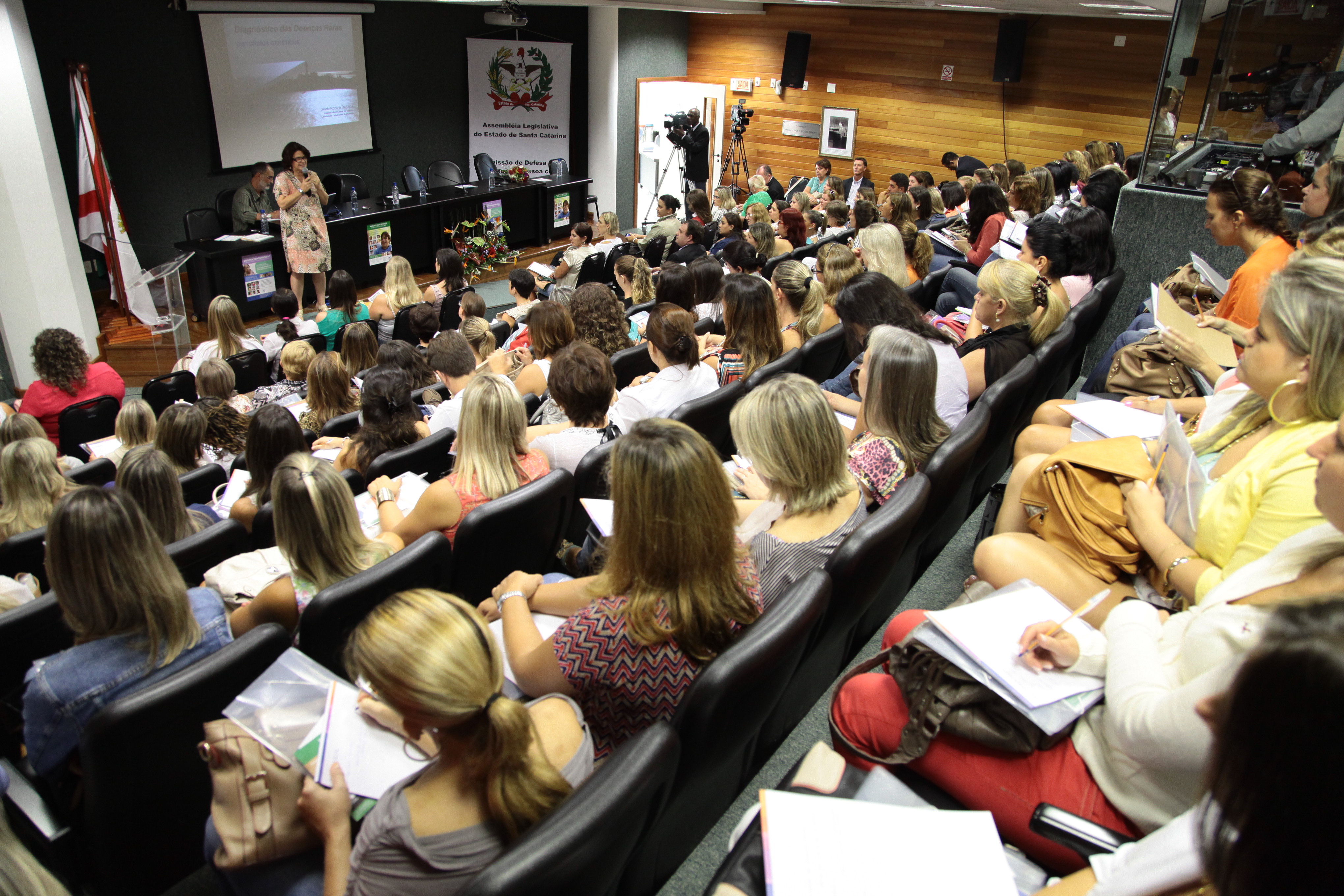 I Fórum Catarinense sobre Doenças Raras. Palestrante Dra. Giseli de Luca. Foto: Miriam Zomer