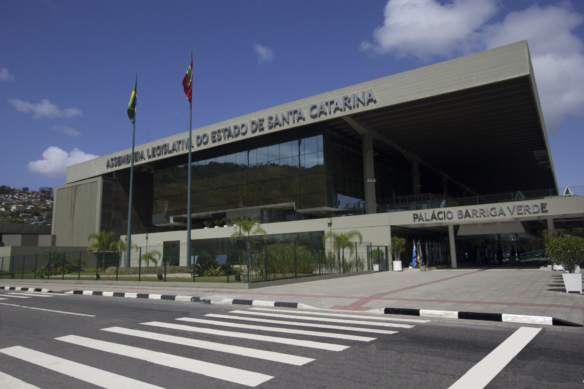 Assembleia Legislativa corta 14º e 15º salários dos deputados