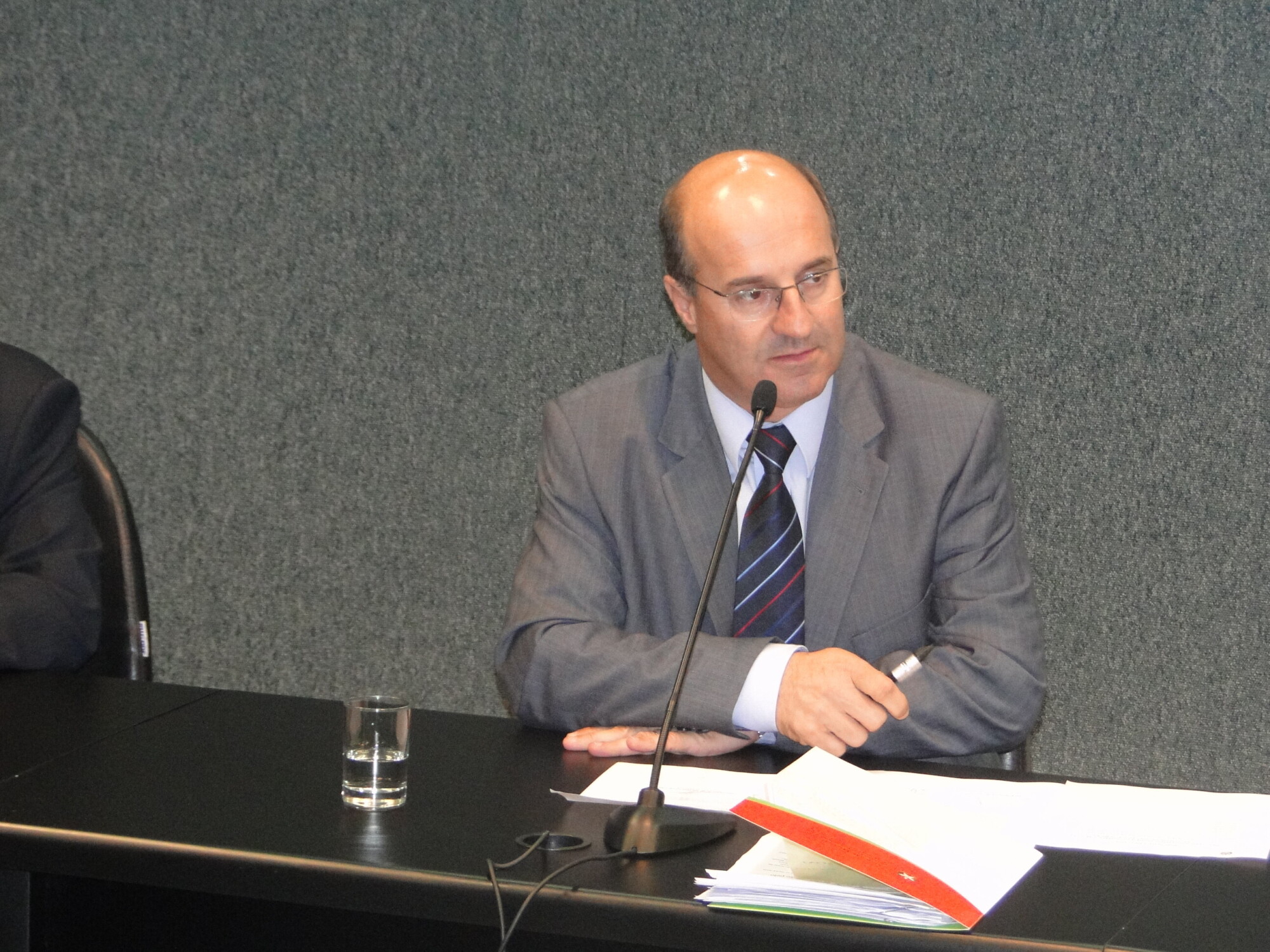 Deputado José Milton vai a Brasília para tratar da equiparação do teto SUS