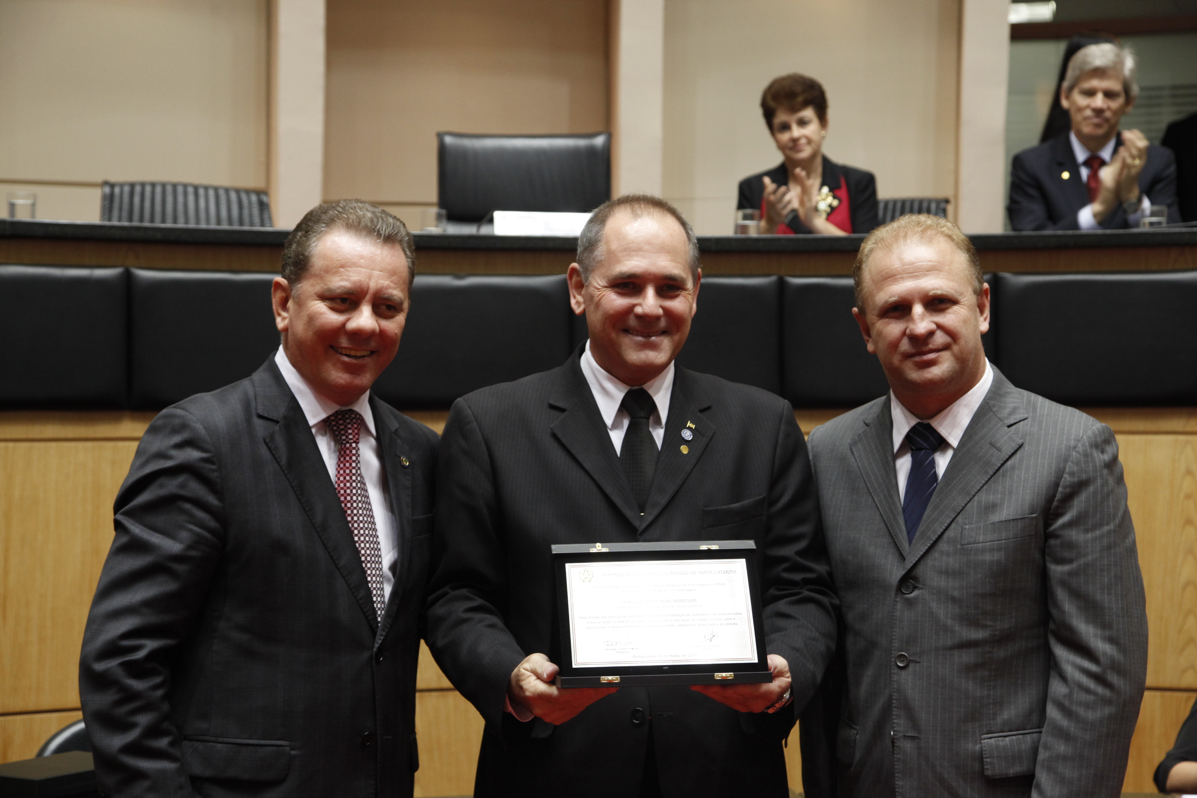Sessâo Especial em Homenagem as Filhas de Jó. Joao Eduardo Noal Berbigier recebe Homenagem  Foto Carlos Kilian